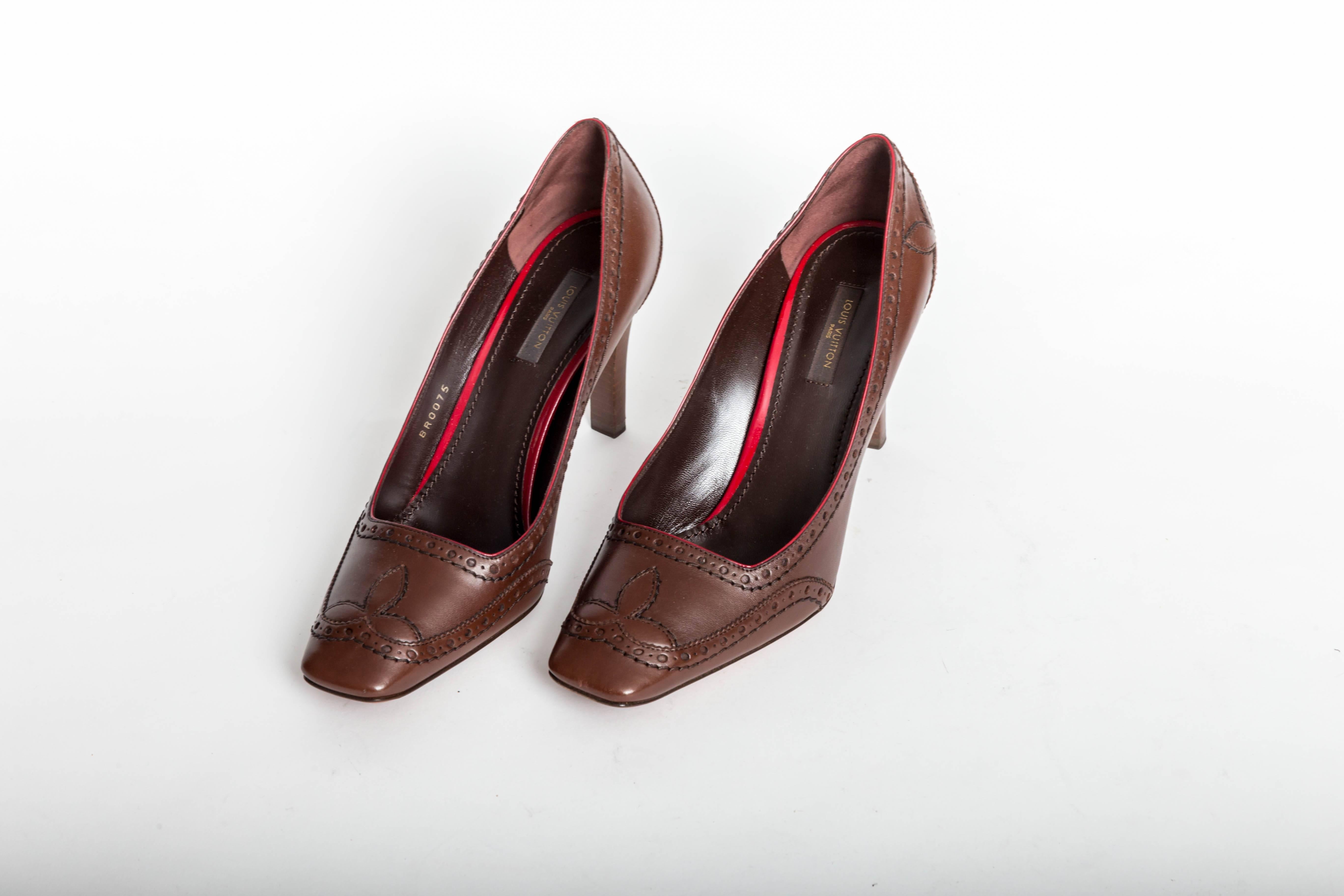 Timeless Vintage Louis Vuitton Pumps in Brown Leather 
Heel height 3 3/4 inches
Square toe with stitched leather detail 

