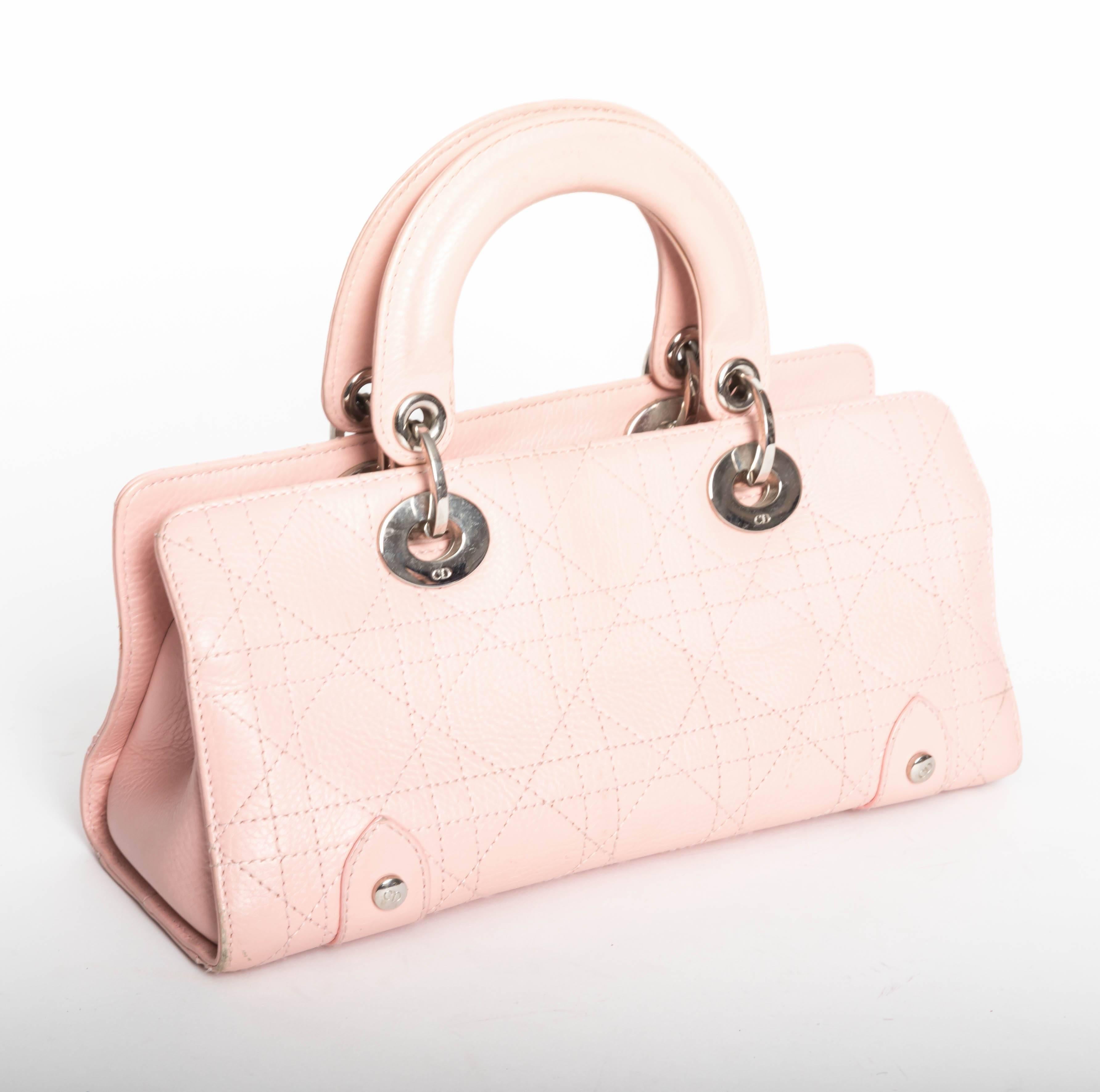Very chic Christian Dior bag in pink cannage.
Exterior is in very good condition. Some marks to interior lining.
