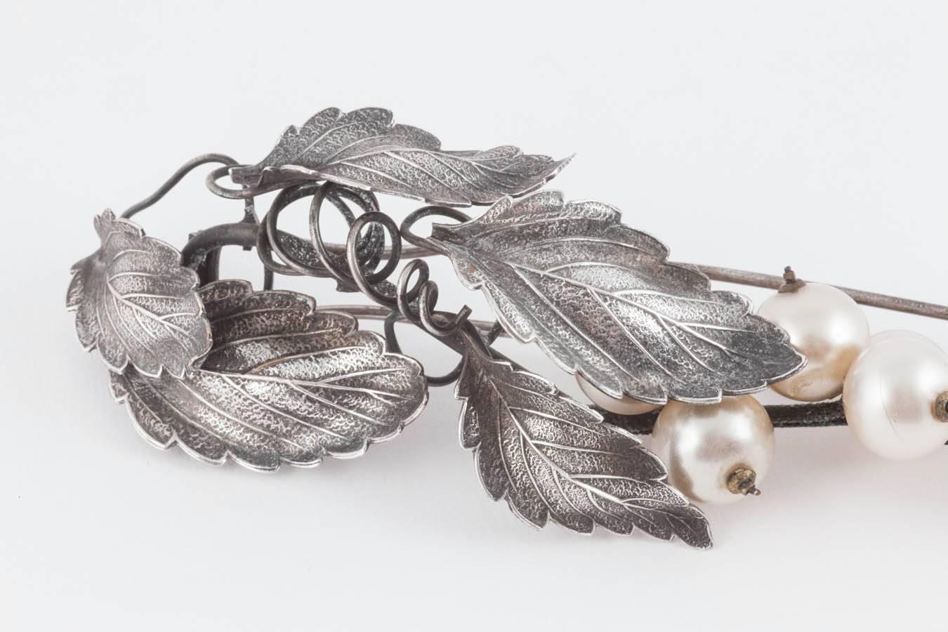 This beautiful hair ornament is either unmarked silver, or more likely, good quality silver plate. Designed in the form of a bunch of grapes, with lovely moulded leaves and beautiful hand blown glass pearls, this piece is large and opulent. It is
