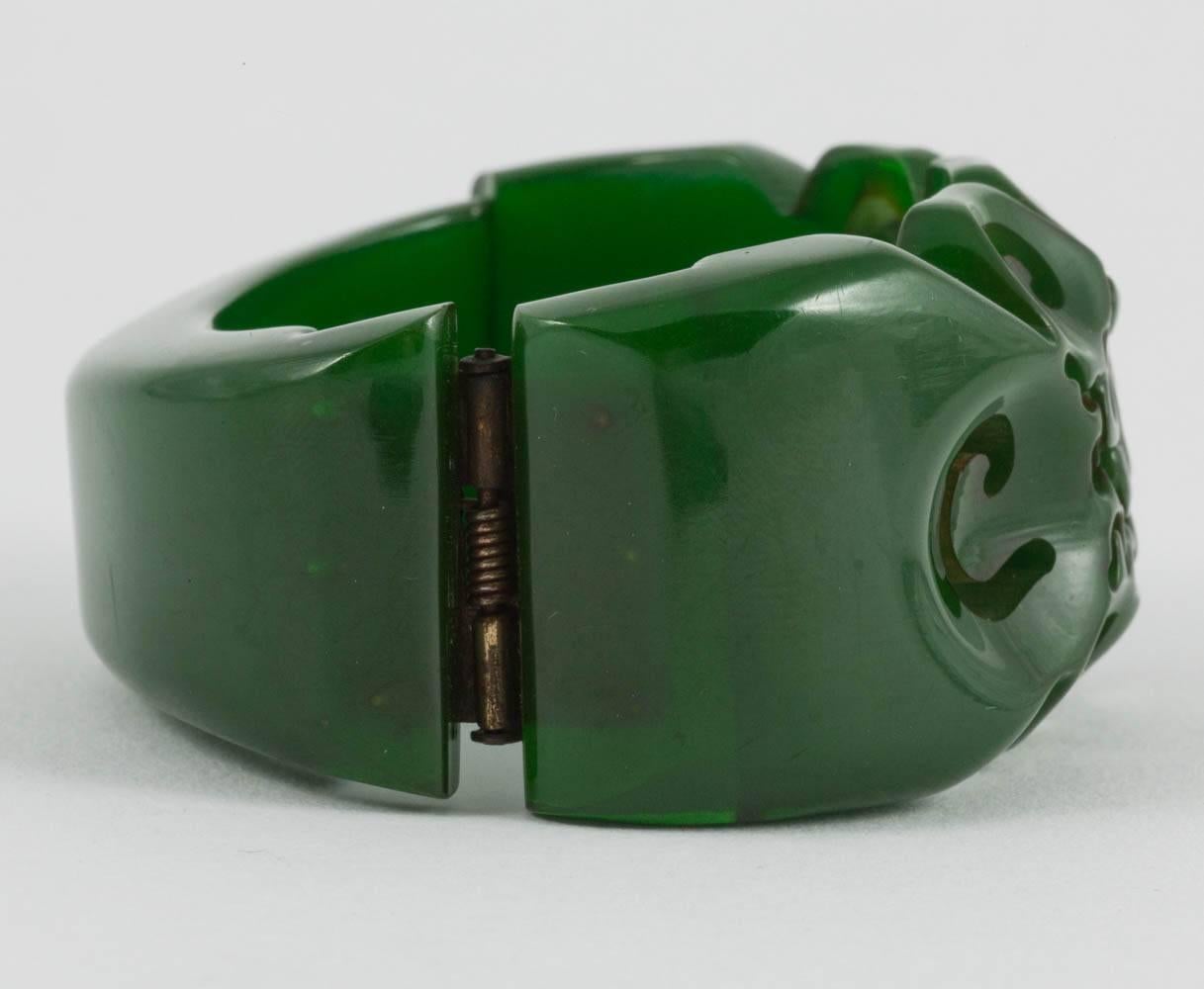 Ein wunderschönes, handgeschnitztes Bakelitarmband in einem warmen, tiefen Grün aus den 1930er Jahren.
Dieses Armband ist eines von drei, die in dieser Woche aufgelistet sind, und alle drei können zusammen getragen werden, im berühmten Stil von