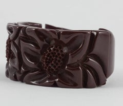 Armreif aus geschnitztem kastanienbraunem Bakelit, mit floralen Motiven, USA, 1930er Jahre
