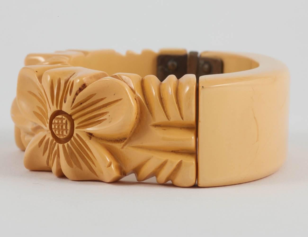 Ein wunderschönes geschnitztes Bakelitarmband aus den 1930er Jahren in einer warmen, butterweichen Cremefarbe.
Zwei weitere ähnliche Armbänder werden diese Woche ebenfalls angeboten, in kastanienbraun und tiefgrün, also in eher winterlichen Farben -