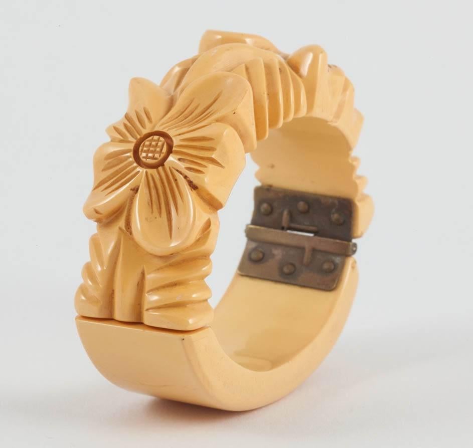 Armreif/Armband aus geschnitztem cremefarbenem Bakelit, „Snapper“, mit Blumenmotiv, 1930er Jahre Damen im Angebot