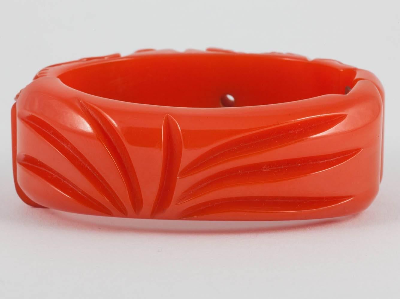 Bracelet jonc «clamper » en bakélite orange sculpté, États-Unis, années 1930. Bon état - En vente à Greyabbey, County Down