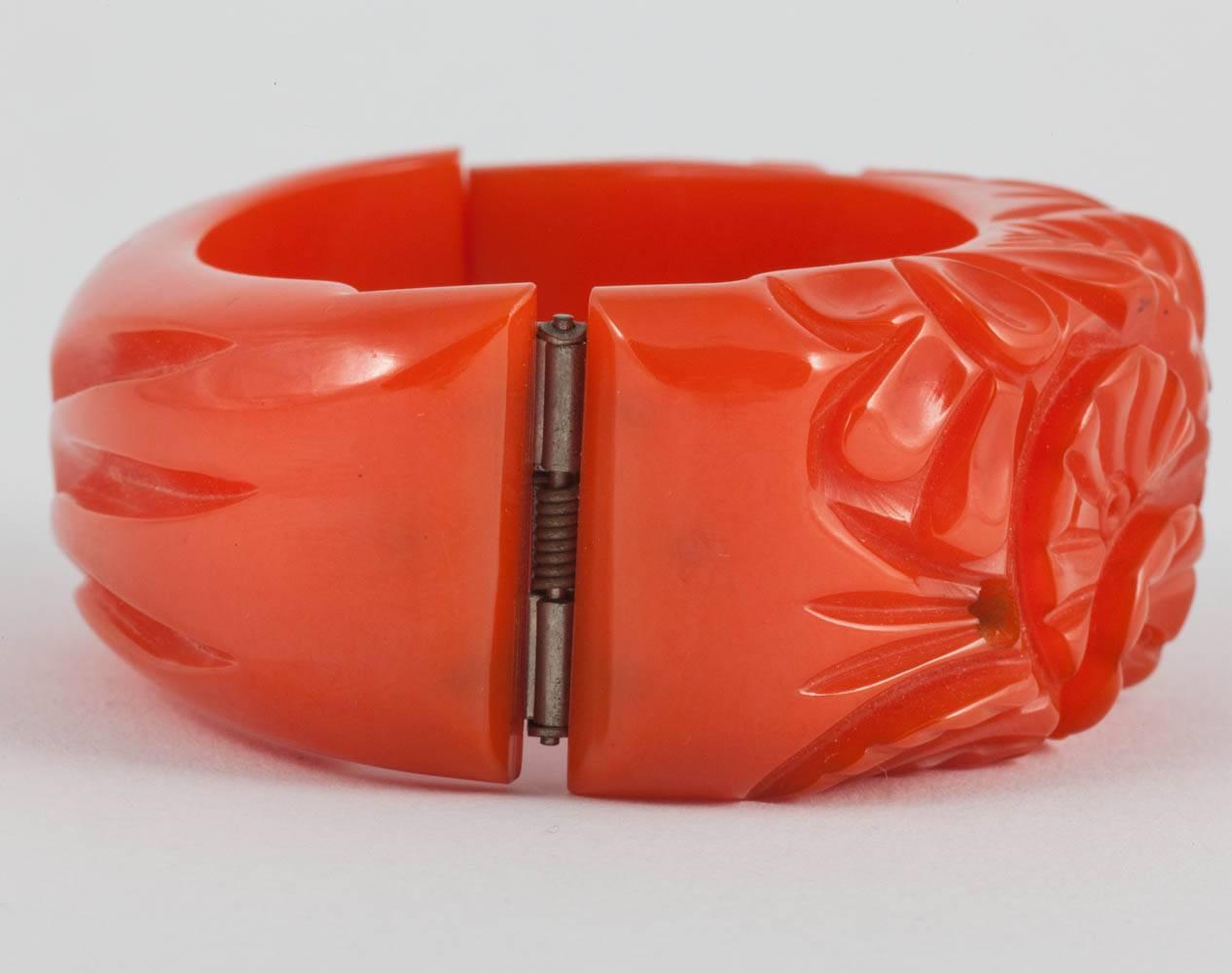 Bracelet jonc «clamper » en bakélite orange sculpté, États-Unis, années 1930. Pour femmes en vente