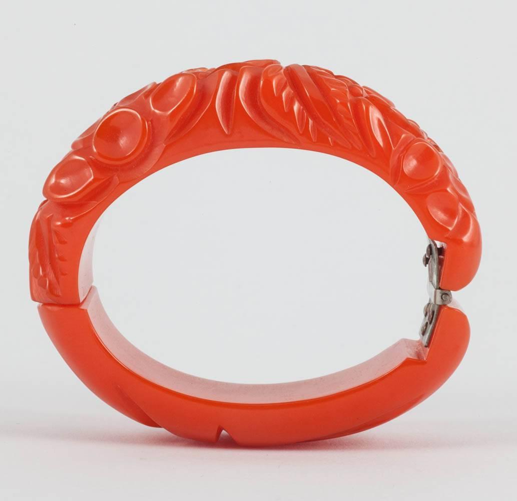 Carved orange bakelite 'clamper' bangle, USA, 1930s. In Good Condition For Sale In Greyabbey, County Down