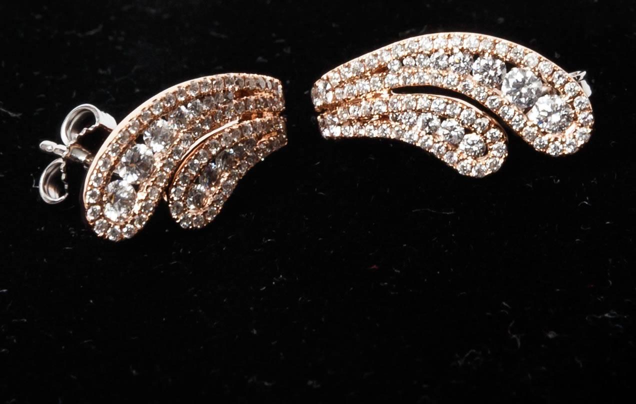 Beautiful 14 kt Rose Gold Pave Diamond Earrings
Total weight 1.00 cts