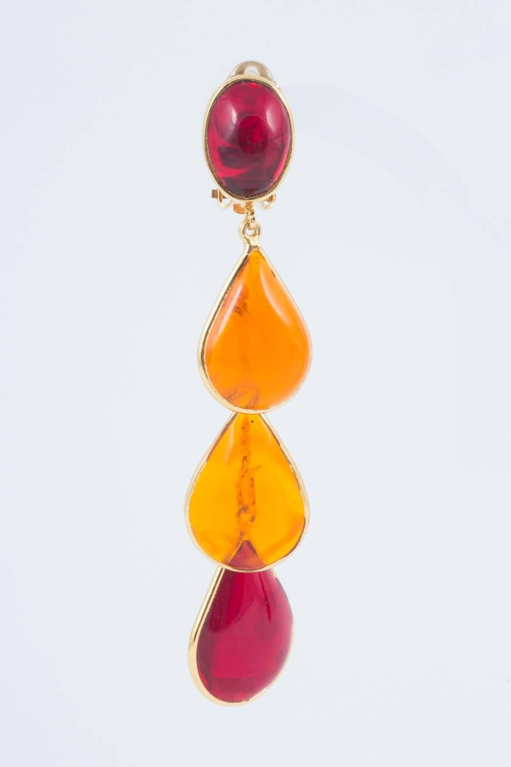 A great colour combination of clear orange and red poured glass, bright and eye catching. The earrings are articulated and it is possible to 'unhook' one segment to make the earring shorter, should one decide so. Simple and pleasing, these are