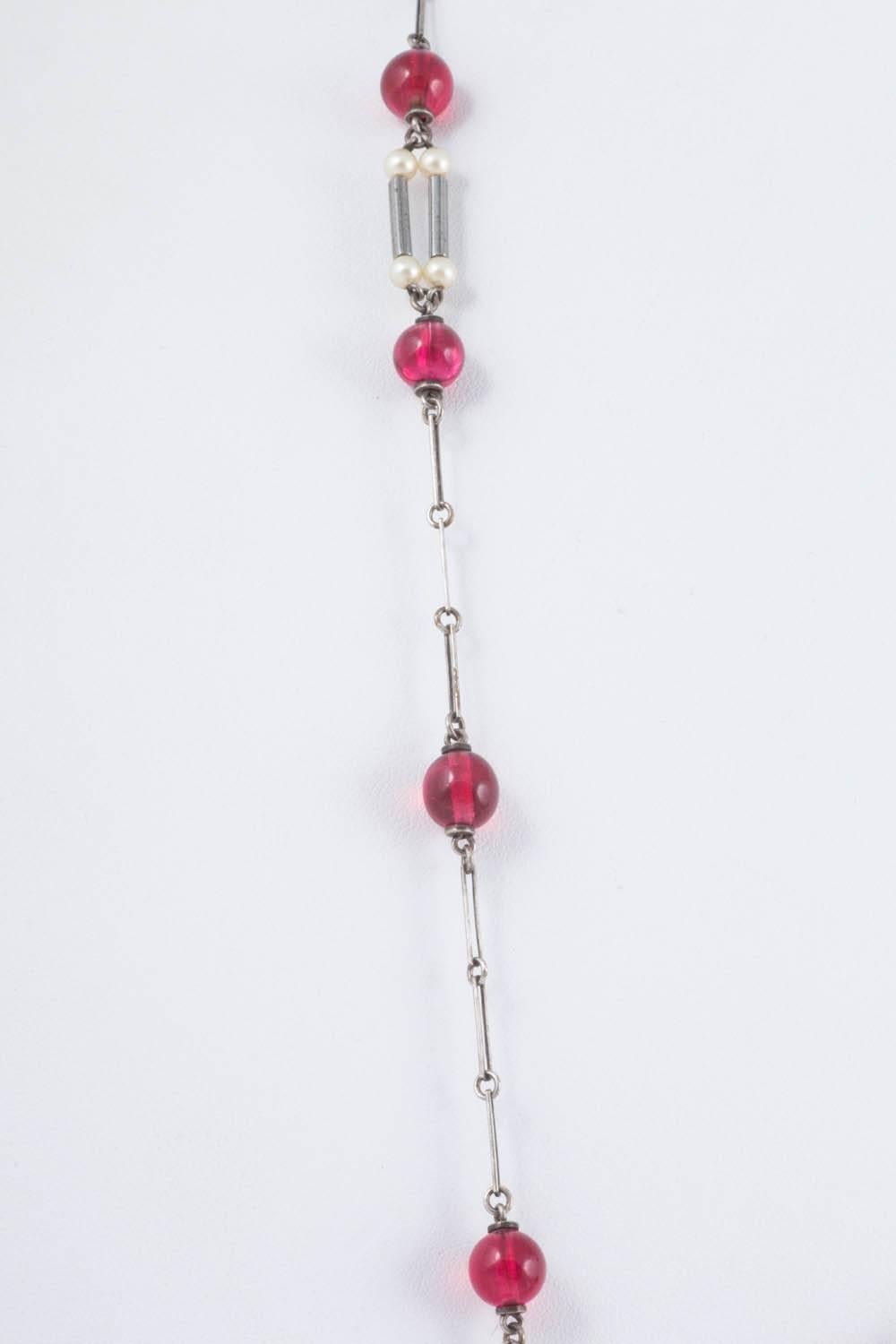 Women's Art Deco cranberry glass and pearl sautoir, with unmarked silver links. 