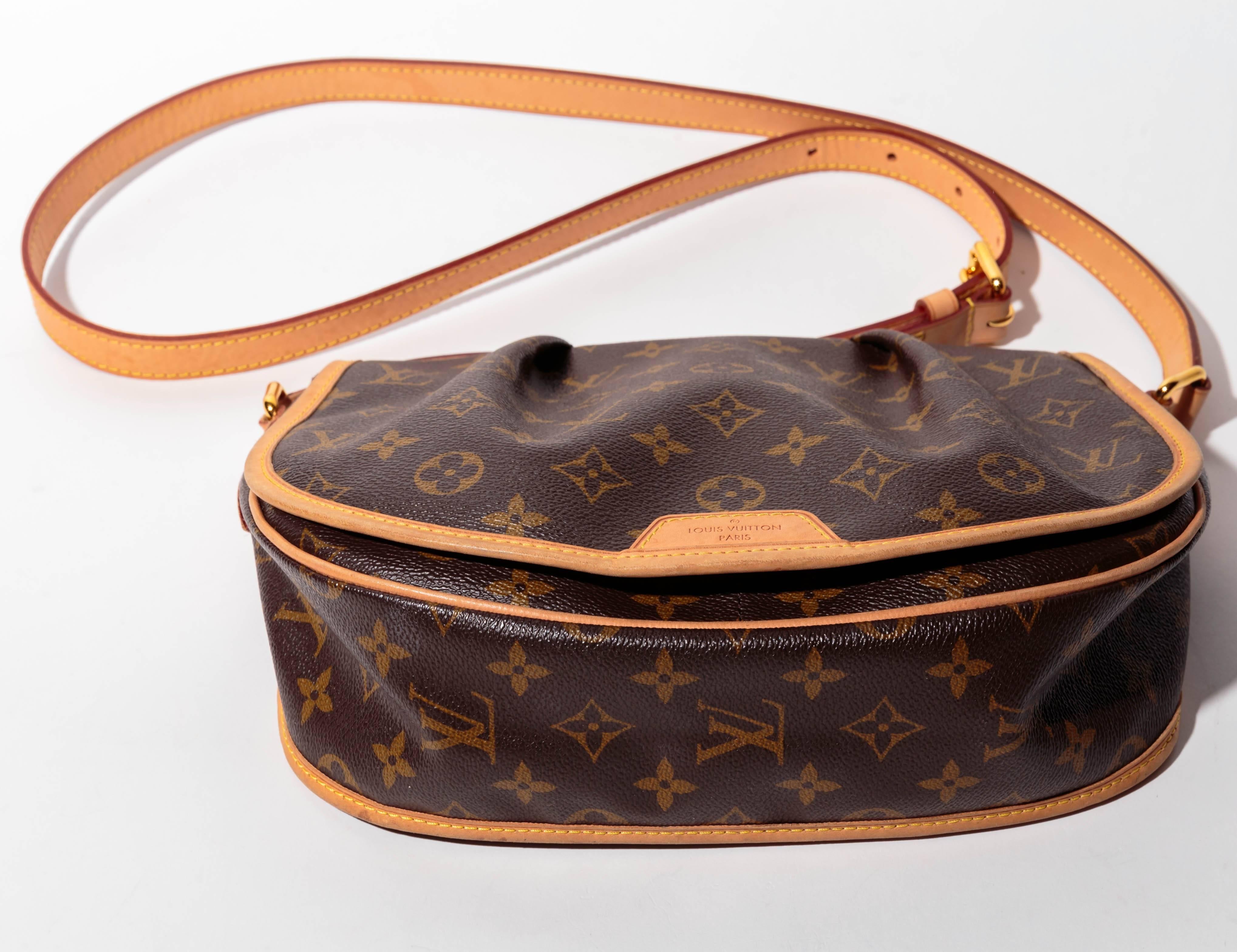 Louis Vuitton monogram coated canvas Louis Vuitton Menilmontant GM with brass hardware and tan vachetta leather trim
Single adjustable crossbody shoulder strap
Large interior compartment with one zip pocket
Brown canvas lining / excellent