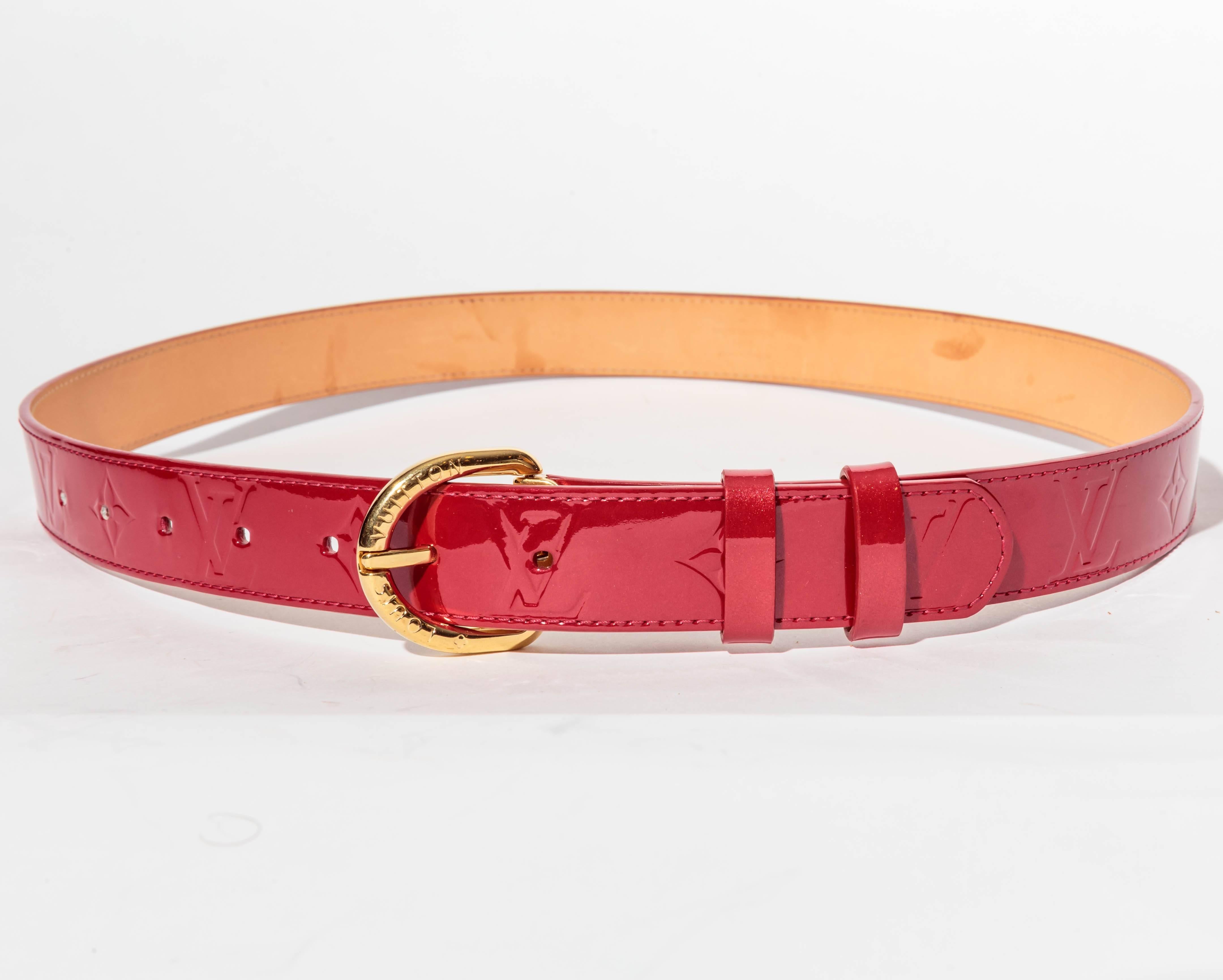 Louis Vuitton red patent belt in excellent condition
Some marks to back of belt. Red patent is perfect.
90 cm / 36 inches