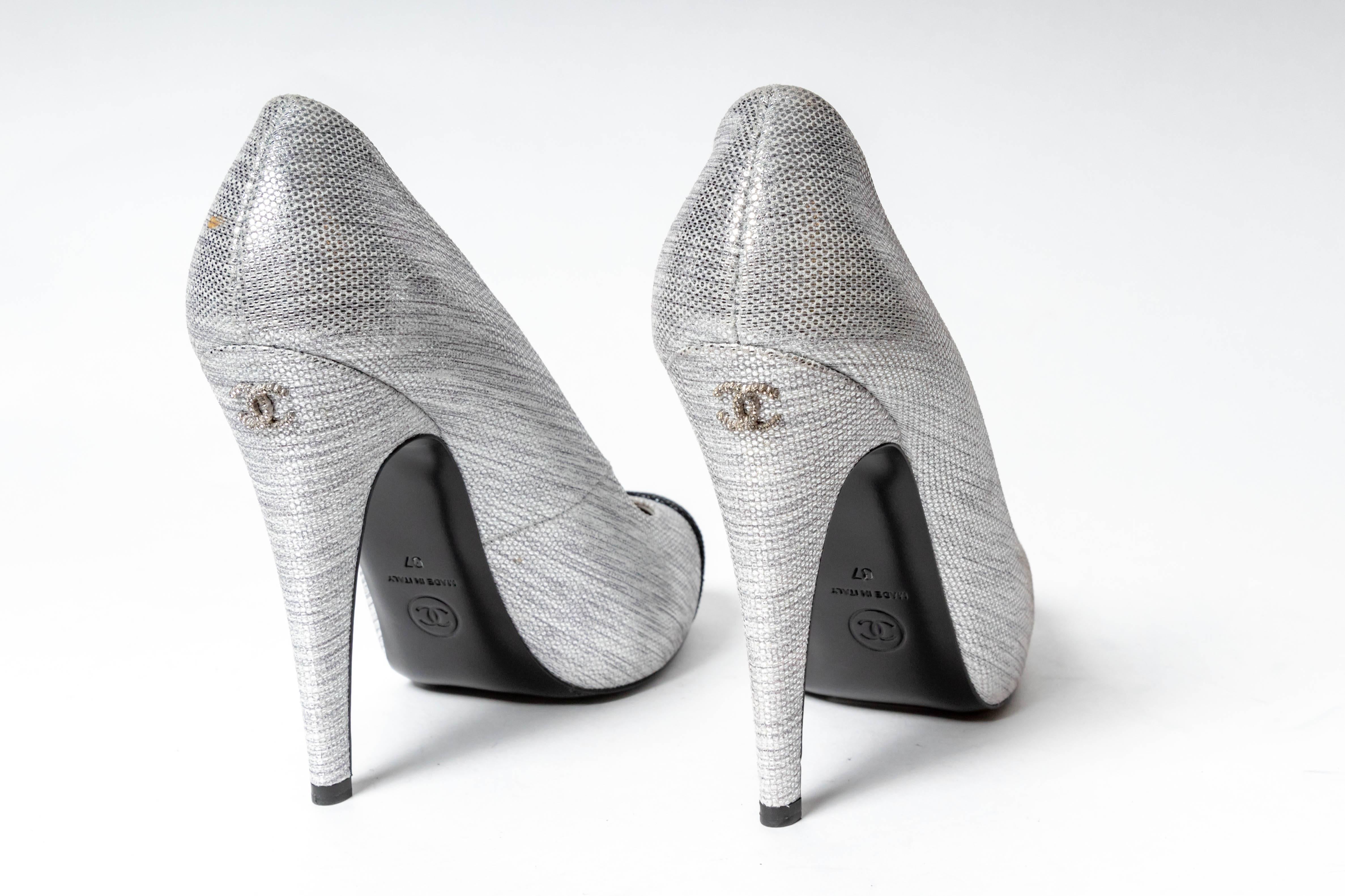 Chanel Silver Silk Black Cap Toe Pumps - Size 37 In Good Condition In Westhampton Beach, NY
