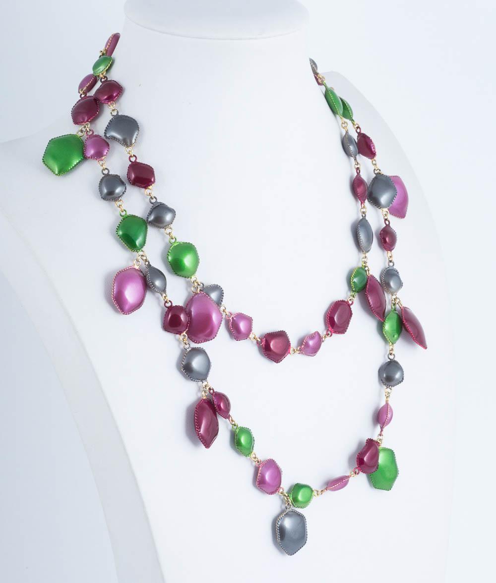  Collier « crème » en verre coulé et émail rouge et vert de la collection de la Seconde Guerre mondiale, 2009 Pour femmes en vente