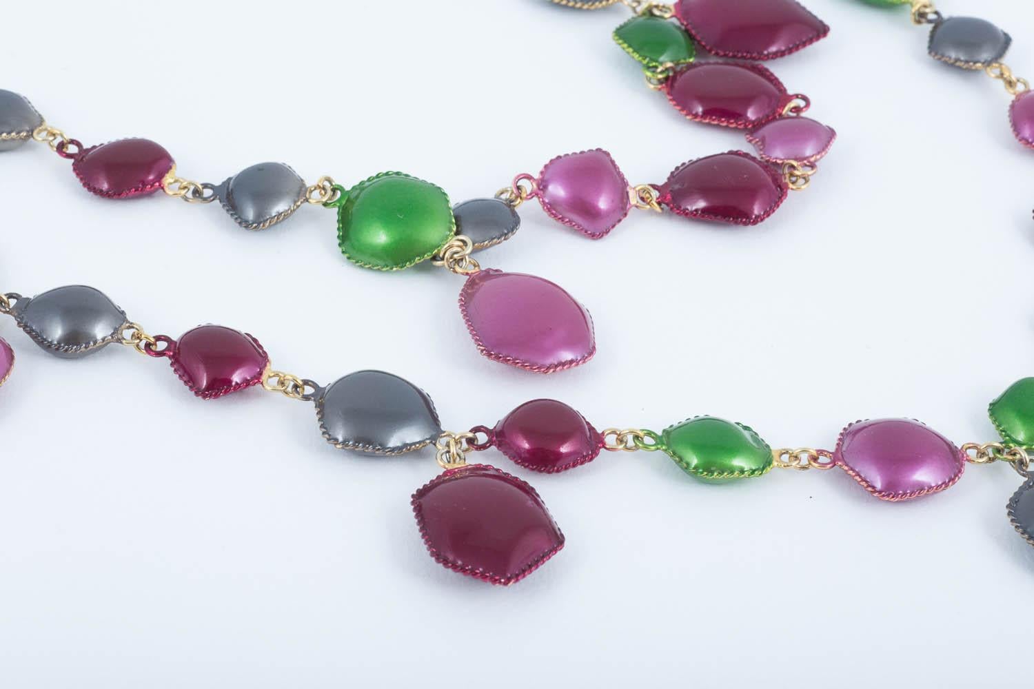  Collier « crème » en verre coulé et émail rouge et vert de la collection de la Seconde Guerre mondiale, 2009 en vente 3