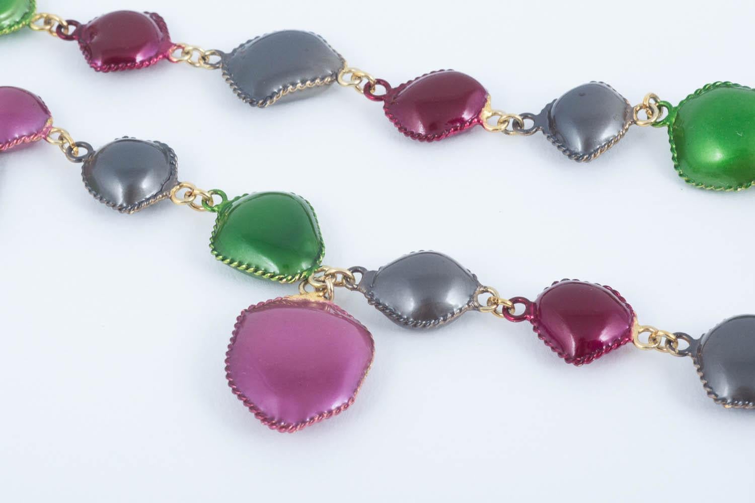  Collier « crème » en verre coulé et émail rouge et vert de la collection de la Seconde Guerre mondiale, 2009 en vente 4