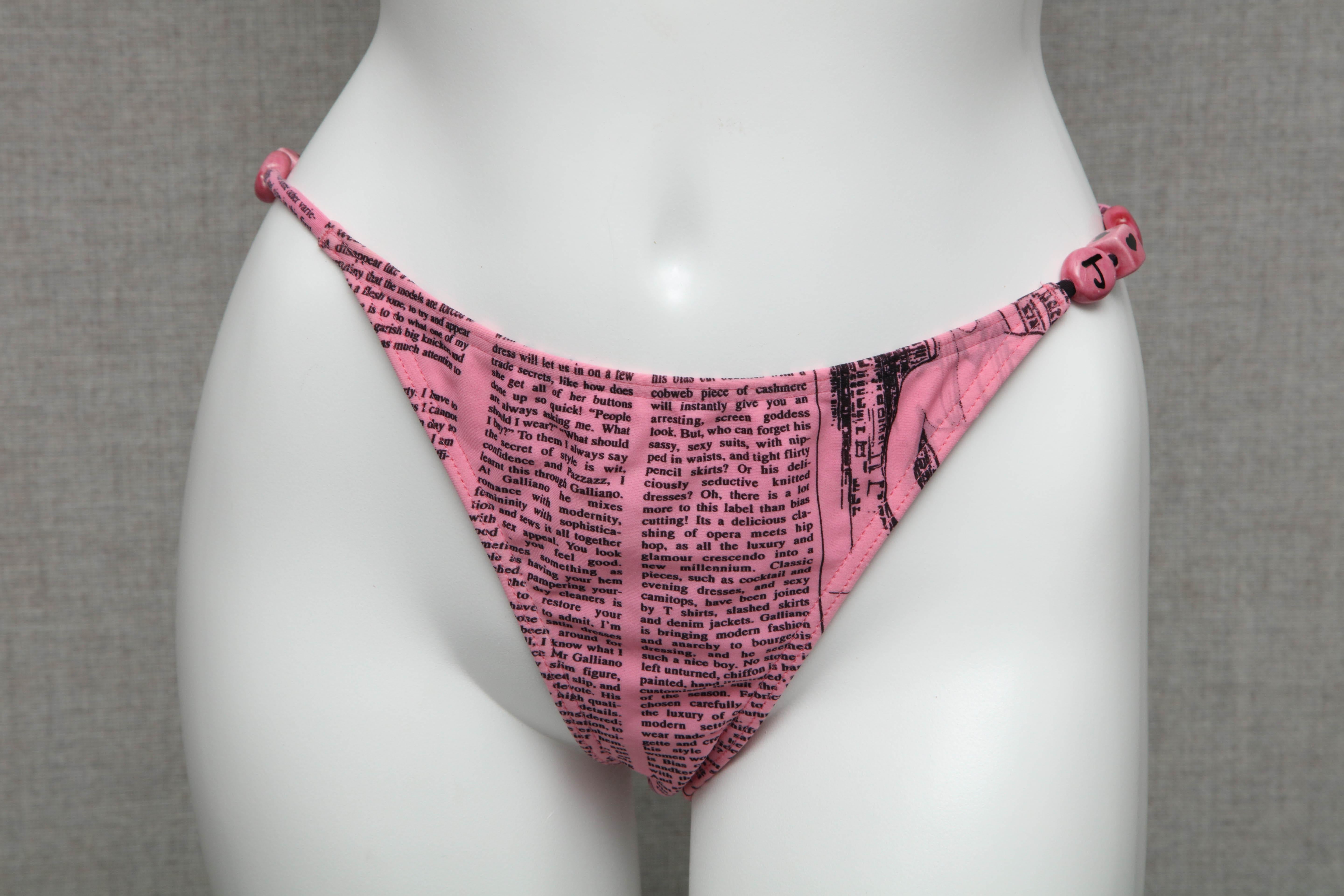Äußerst seltener rosa Bikini mit Newspaper-Druck von John Galliano (Pink) im Angebot