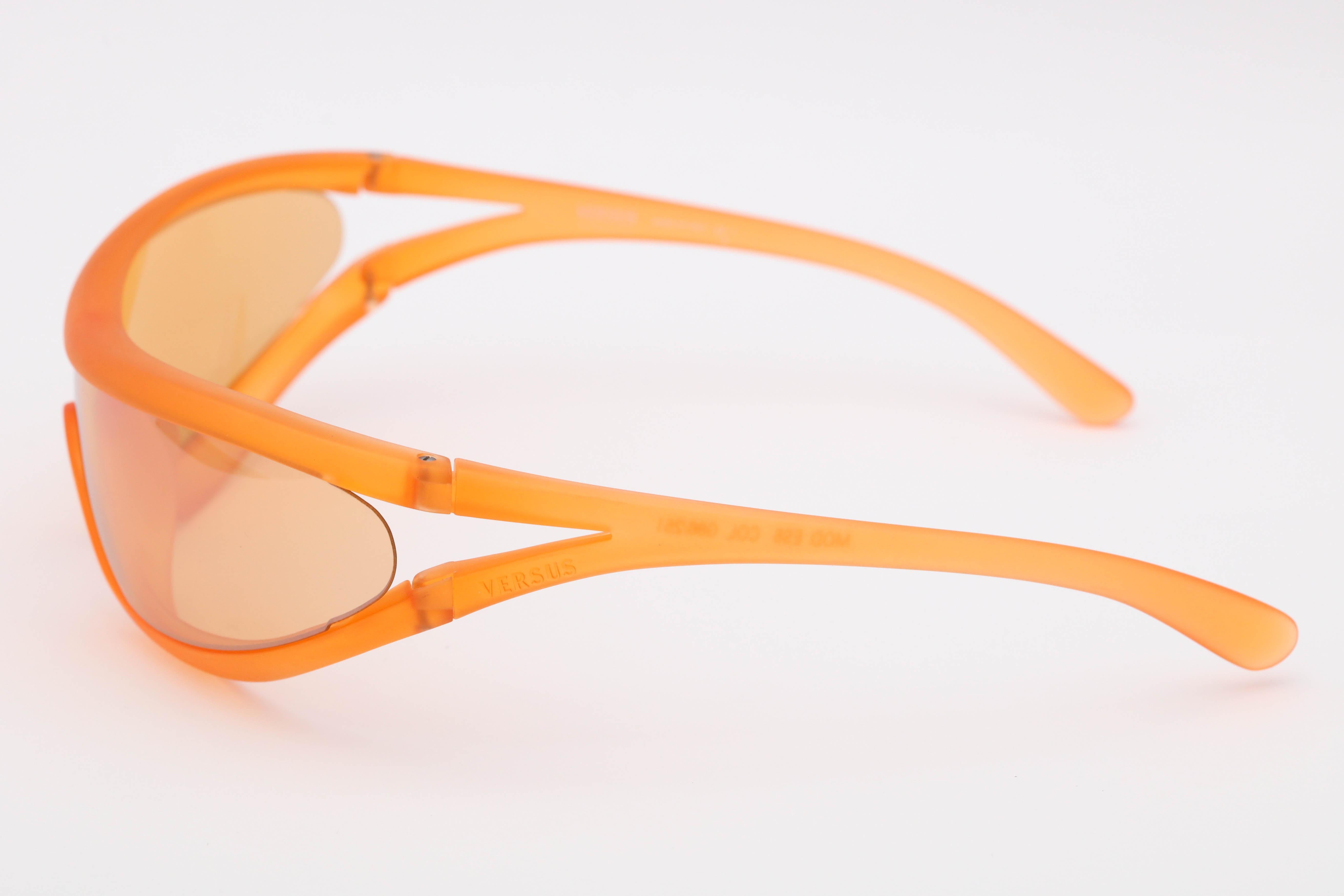 Chic orange Versace sunglasses 

Frame Width: 140mm
Lens Width: 140mm
Frame Height: 44mm
Arm Length: 105mm