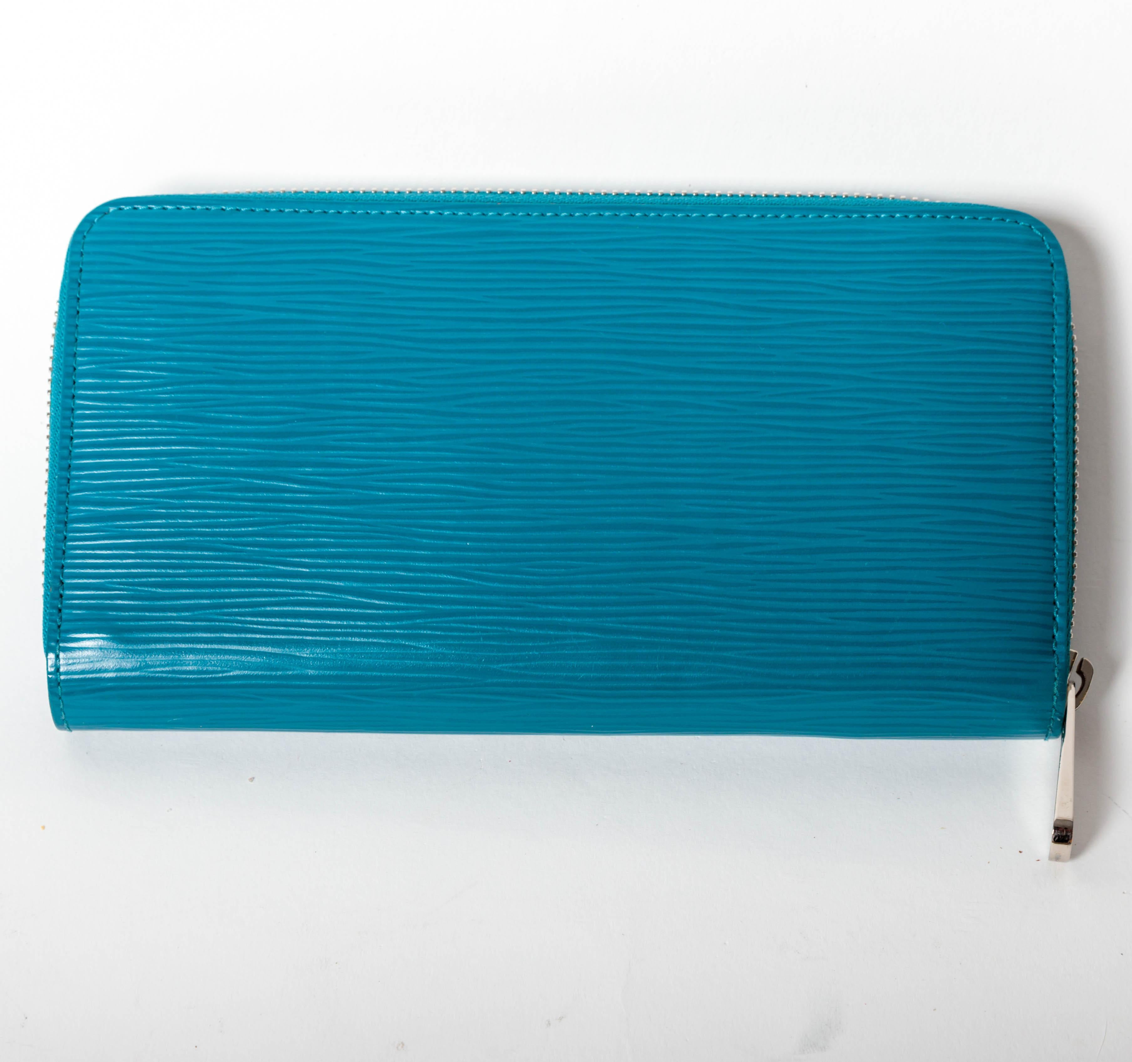Louis Vuitton Cyan Leather Epi  Zippy Organizer Wallet  In Excellent Condition For Sale In Westhampton Beach, NY
