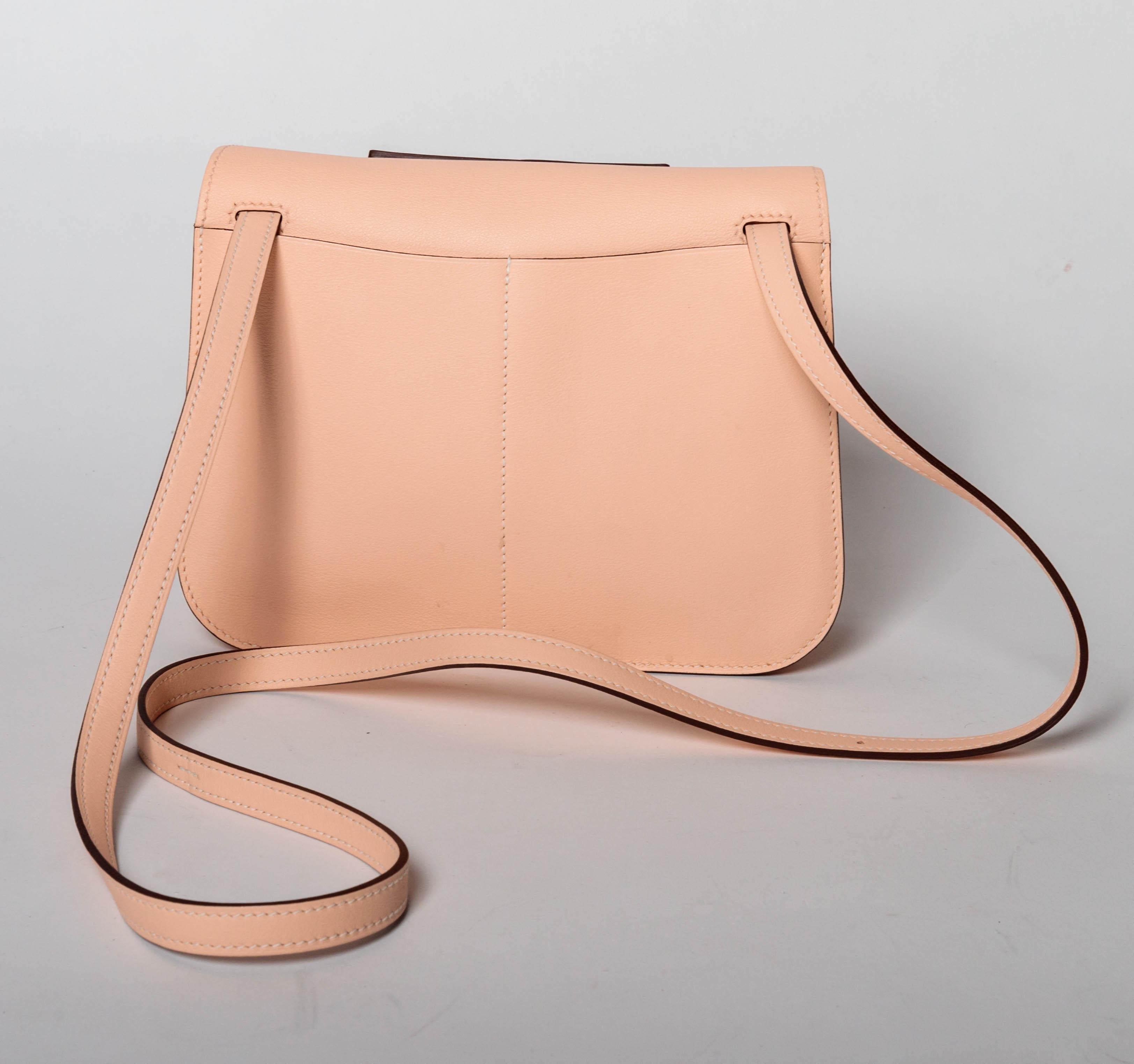 Hermes bag in Swift calfskin
Adjustable and removable leather shoulder strap
Stirrup-shaped handles
Palladium plated hardware  See less
Measures 8.5