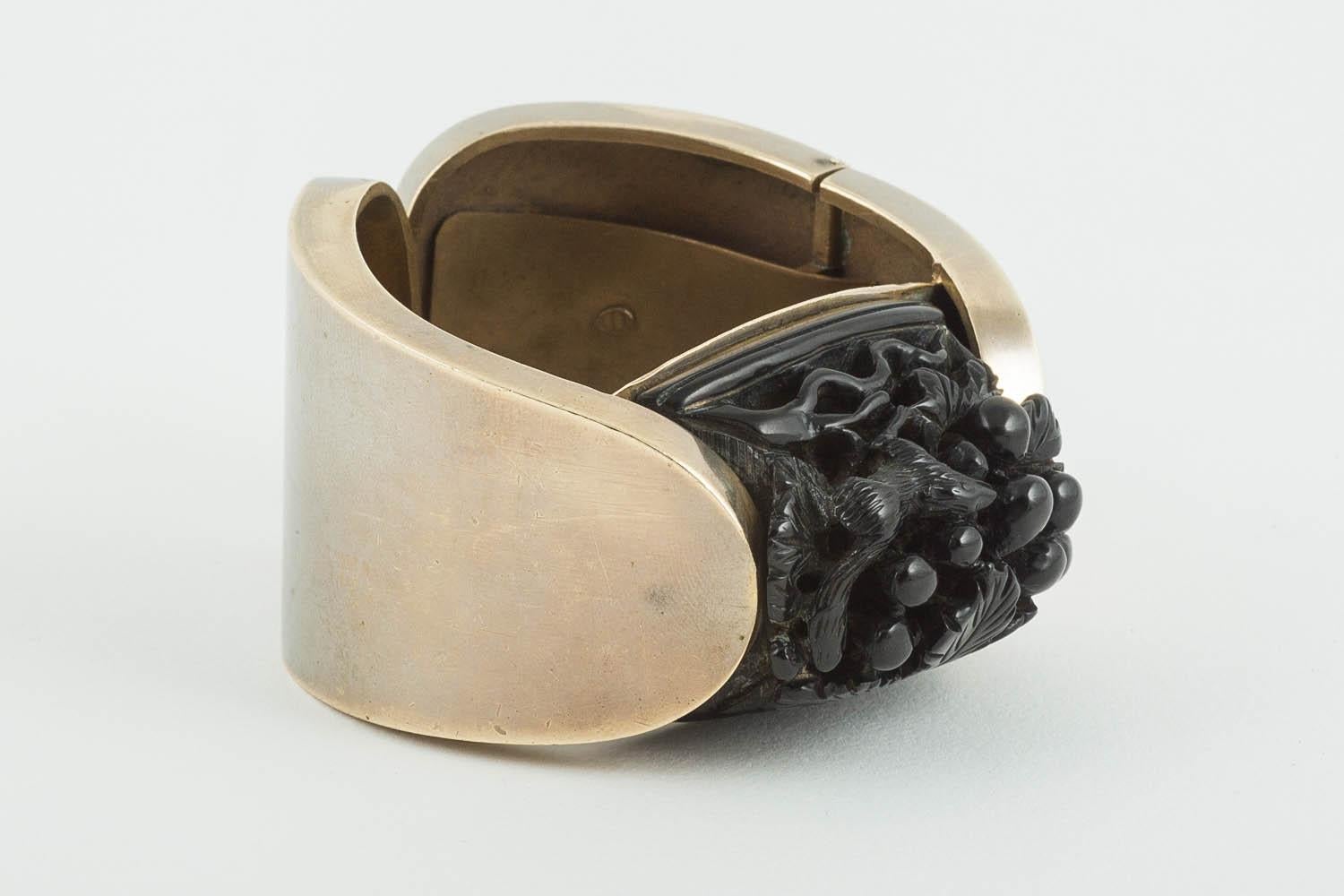 Galalithe noire sculptée, bracelet et ceinture en métal doré, français, années 1920/30. Bon état - En vente à Greyabbey, County Down