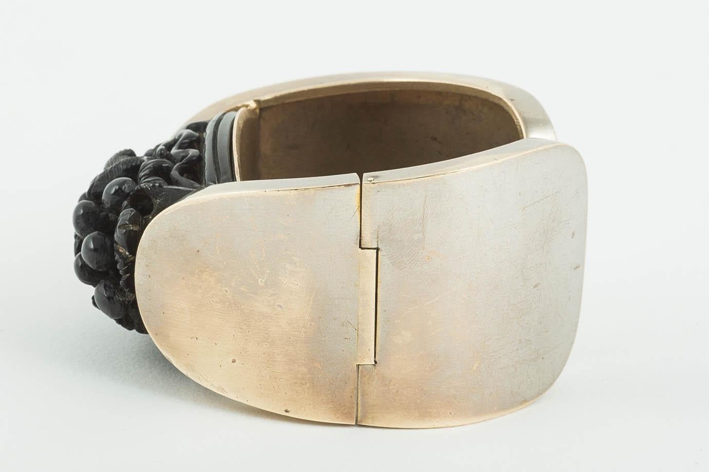 Galalithe noire sculptée, bracelet et ceinture en métal doré, français, années 1920/30. en vente 2