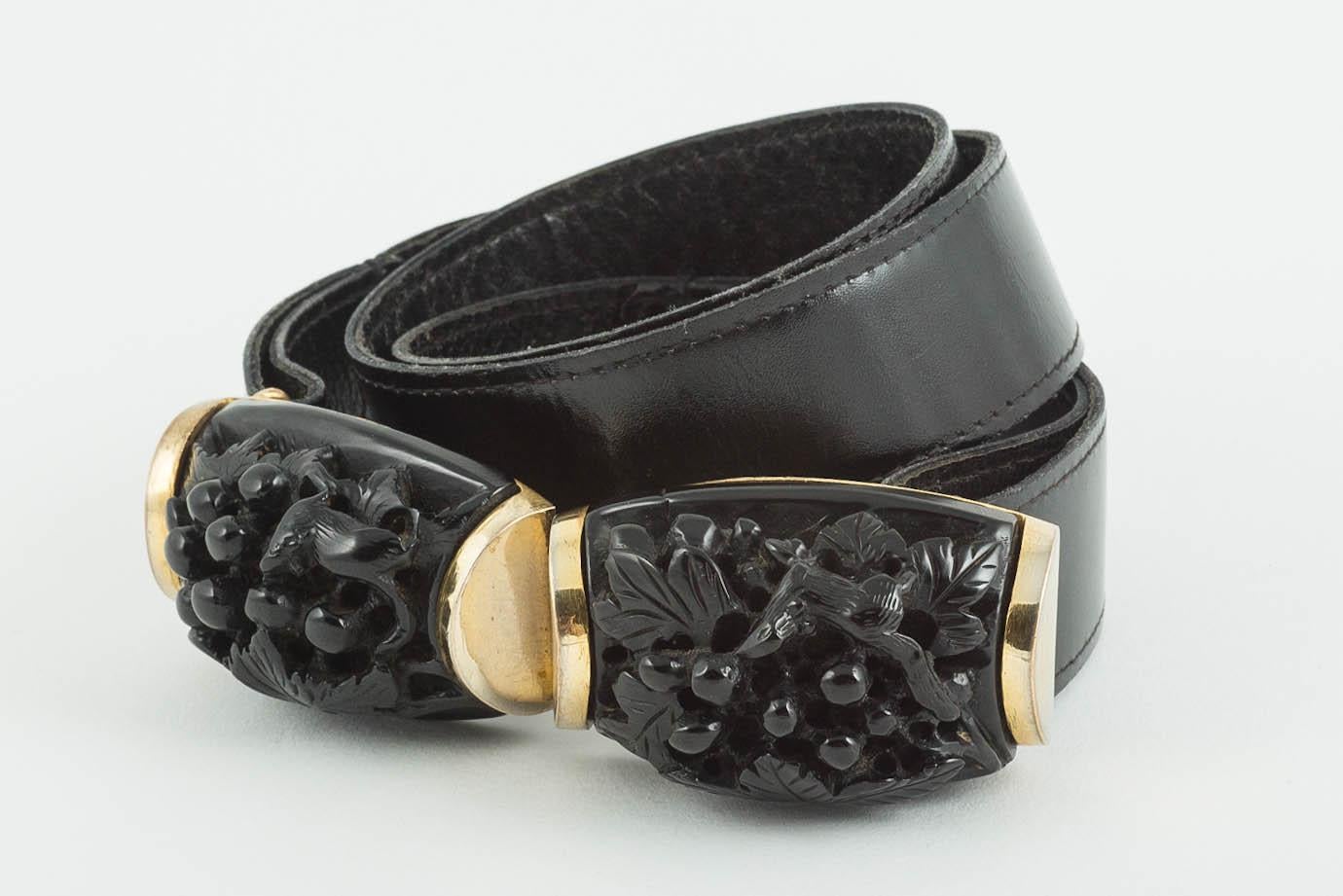 Black carved galalith, gilded metal clamper bangle and belt, French, 1920s/30s. For Sale 5