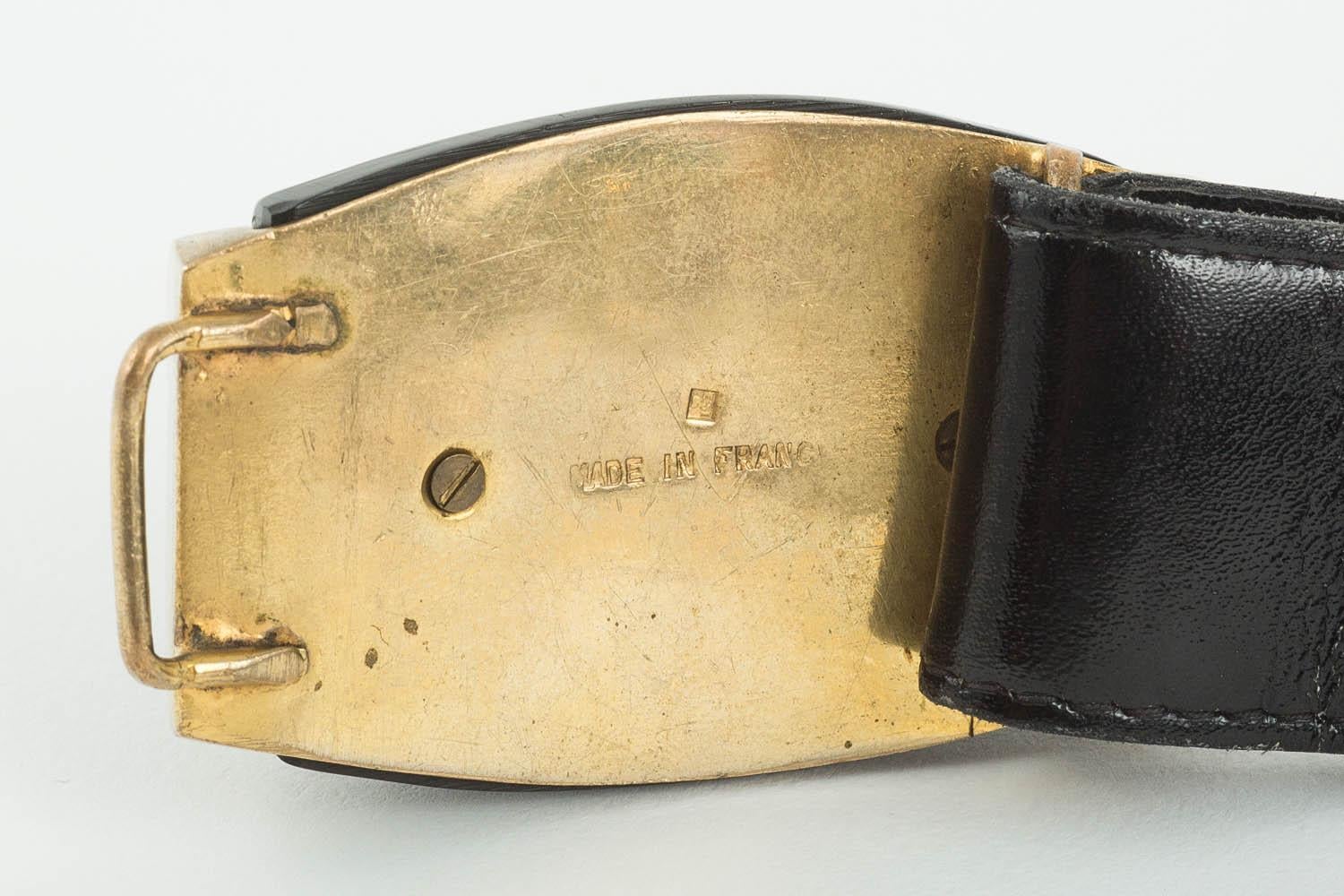 Schwarzer geschnitzter Galalith-Armreif und Gürtel mit vergoldetem Metallverschluss, französisch, 1920er/30er Jahre. im Angebot 7