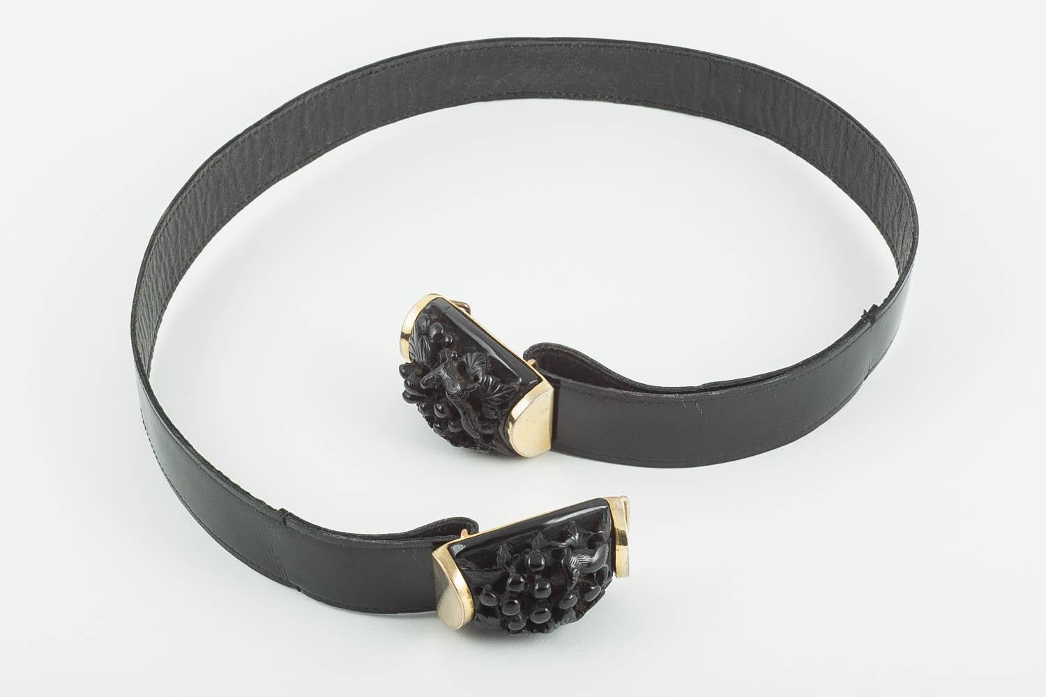 Black carved galalith, gilded metal clamper bangle and belt, French, 1920s/30s. For Sale 6