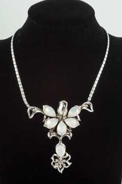 Métal rhodié, parure en verre pierre de lune et pâte, Mitchel Maer, Angleterre, années 1950
