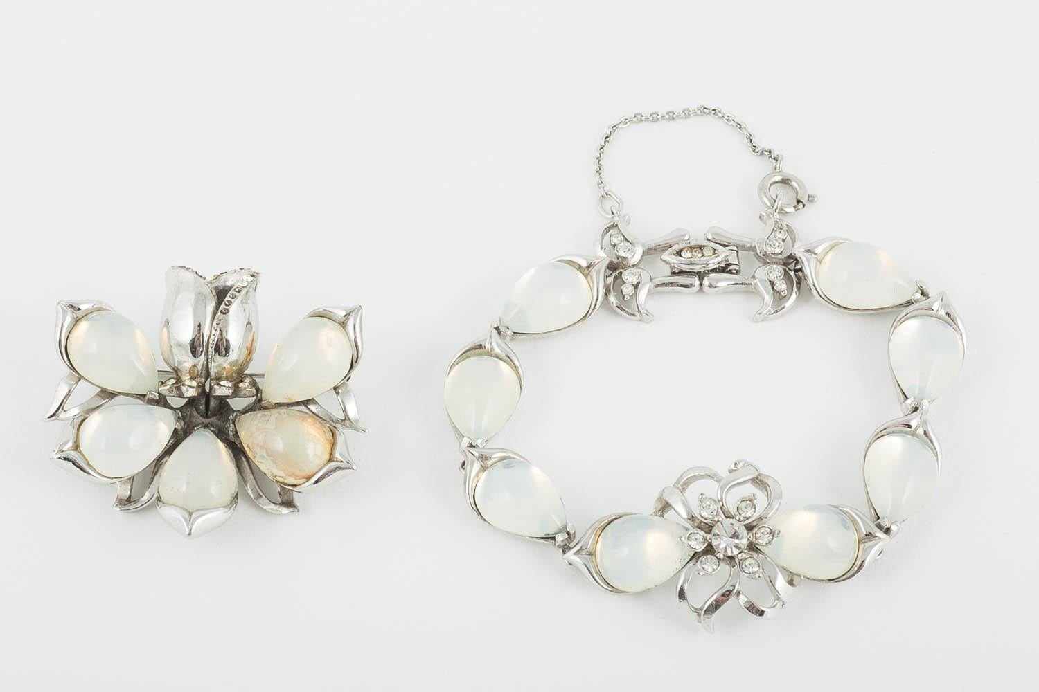 Rhodium metal, glass moonstone and paste parure, Mitchel Maer, England, 1950s In Good Condition For Sale In Greyabbey, County Down