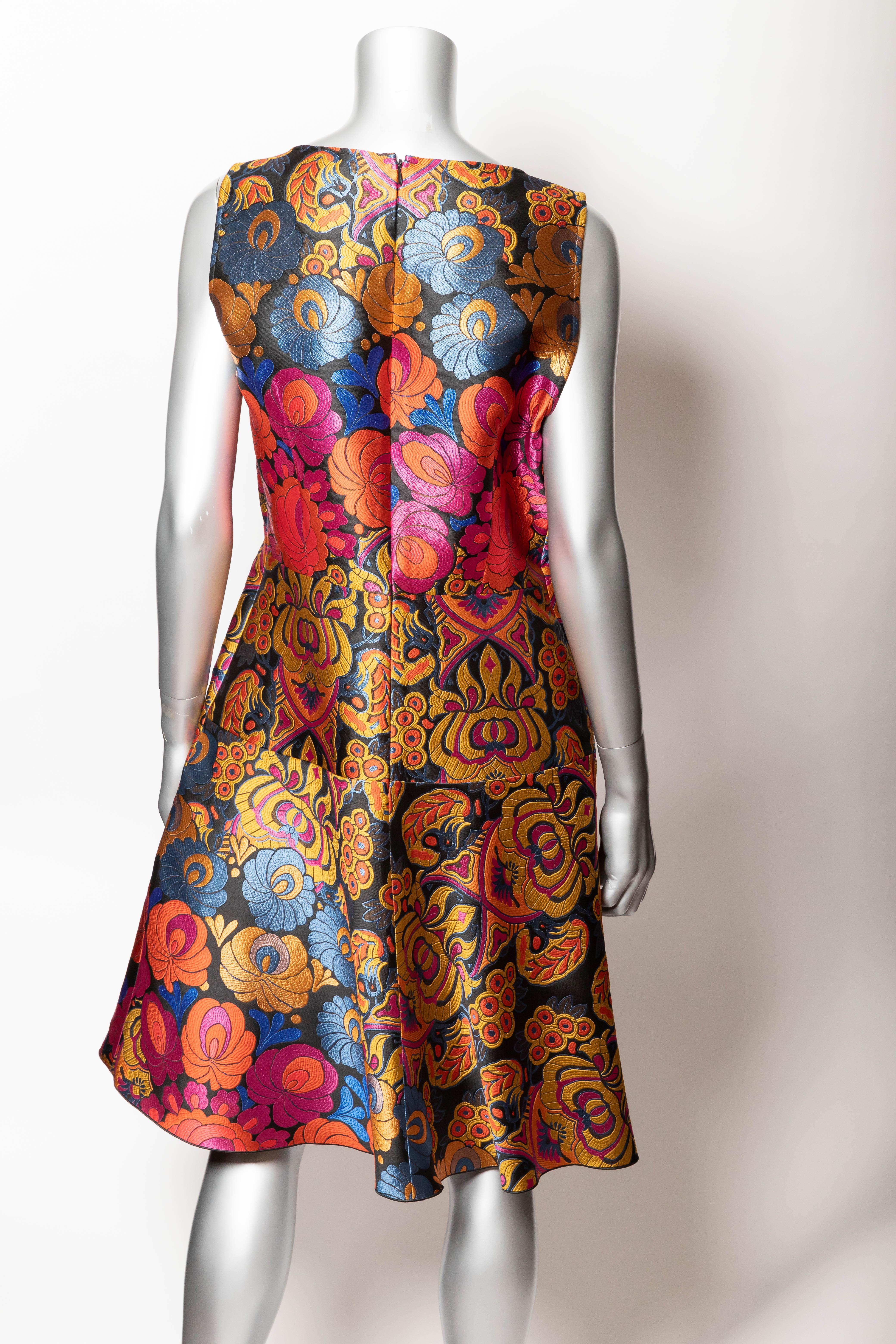 Beautiful Etro sleeveless dress in a size 46.
This dress has never been worn and original tags are still attached.
Original retail price of $1845.
