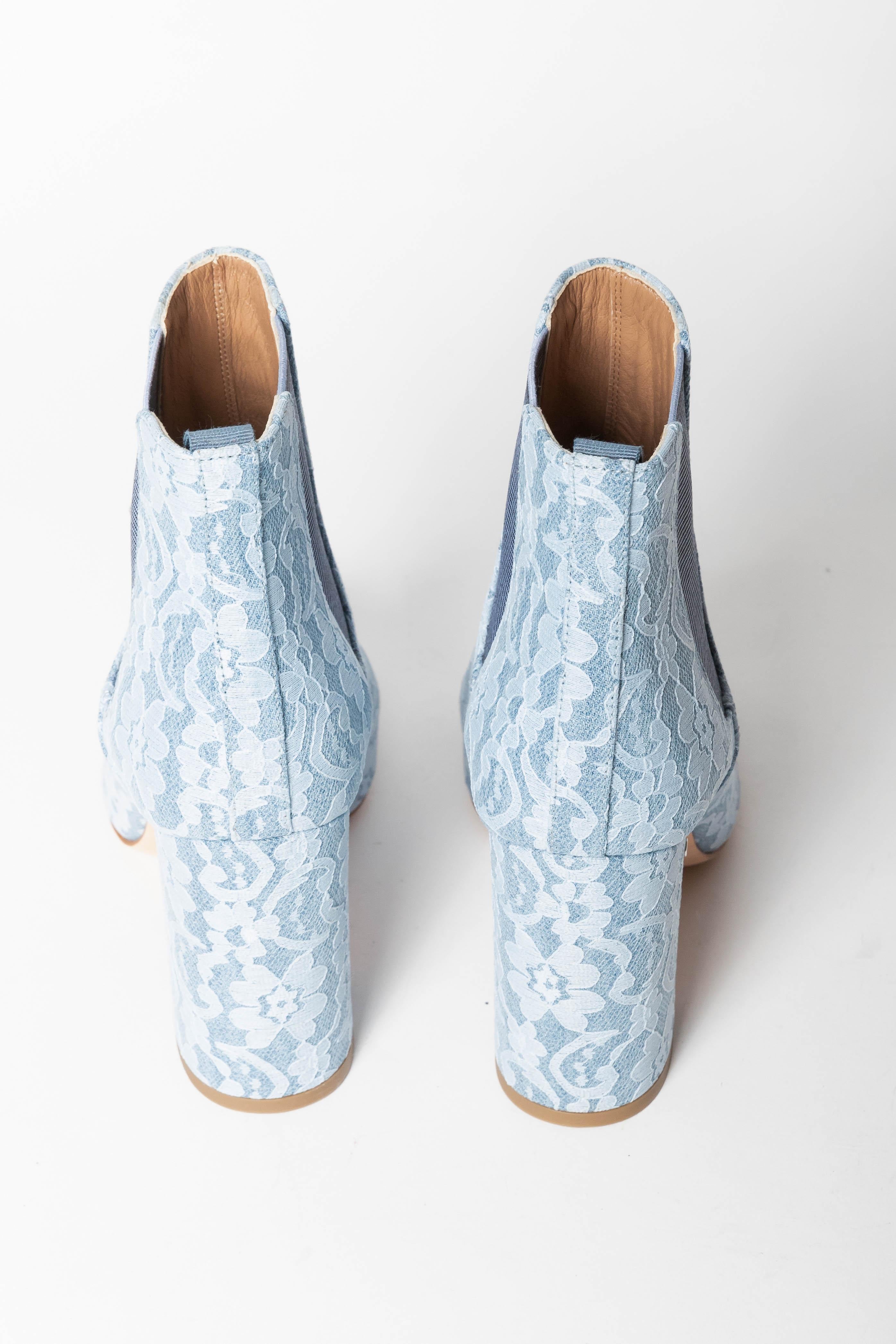 Wonderful Laurence Dacade powder blue lace booties in a size 9.
These ankle boots have never been worn and are in as new condition.
Great block heel measures 4 inches in height.