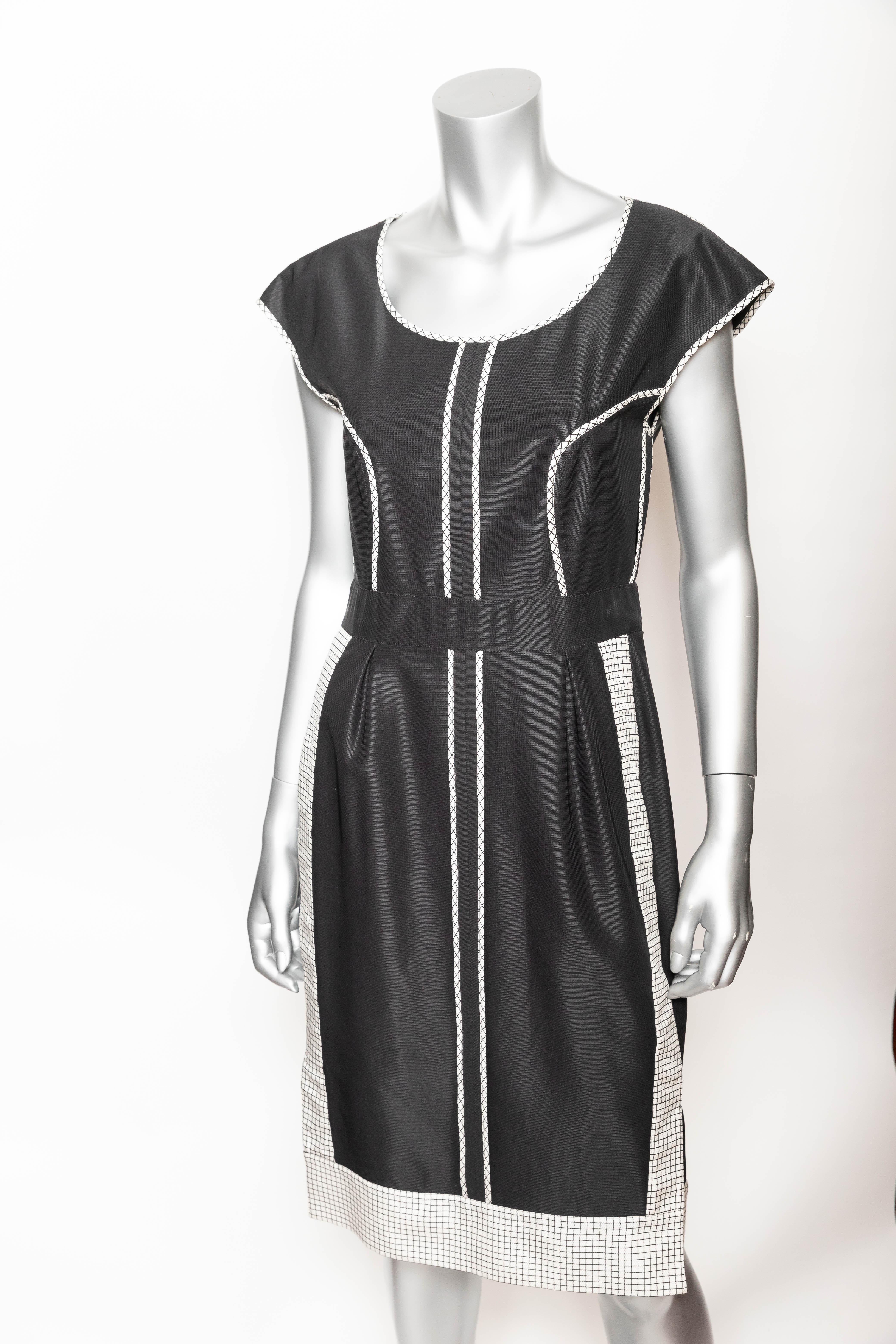 Very chic Fendi dress in black and white.
Side slits to hem with back zip.
Excellent condition.