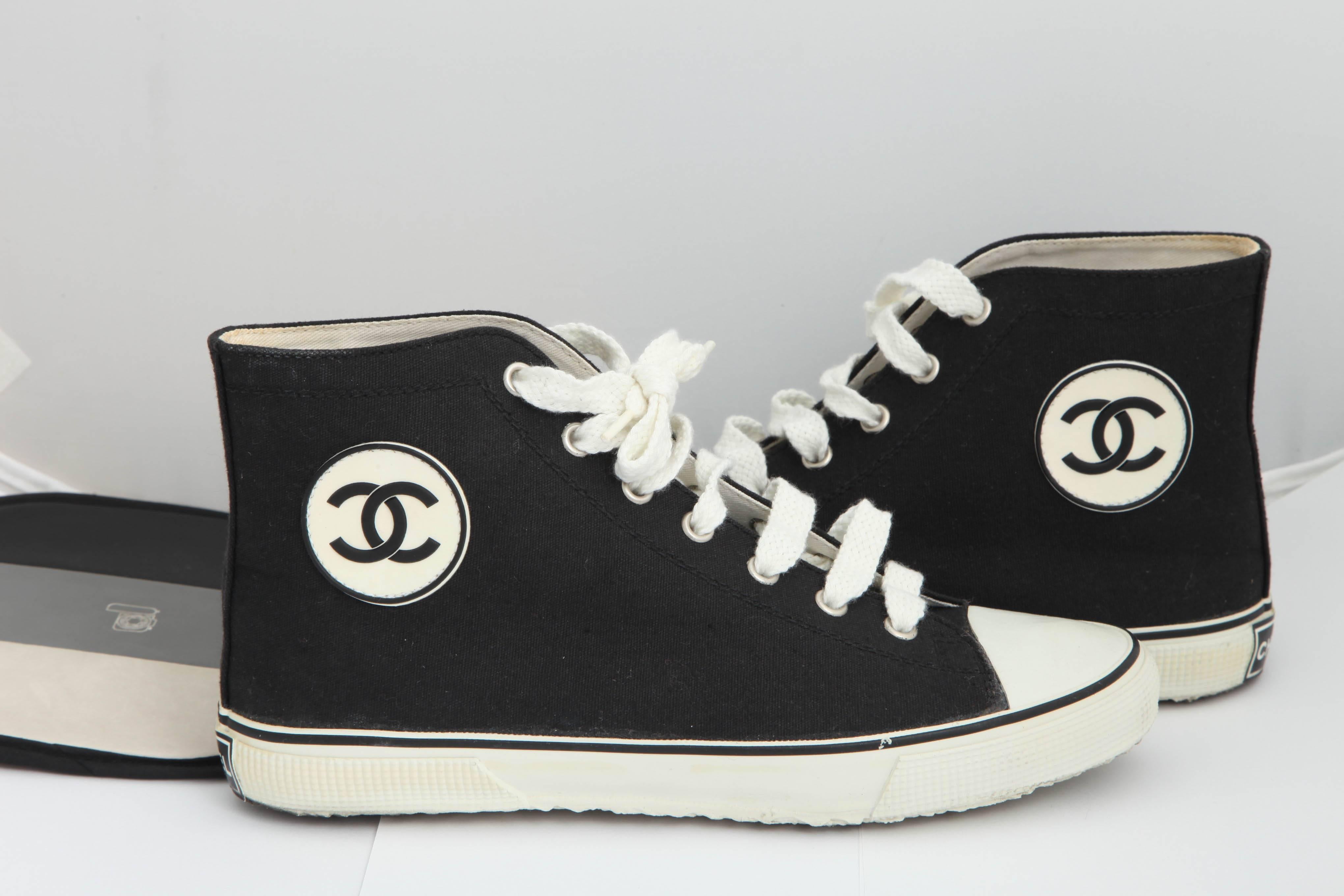 Very rare converse style sneakers in black and white.
Size 37.