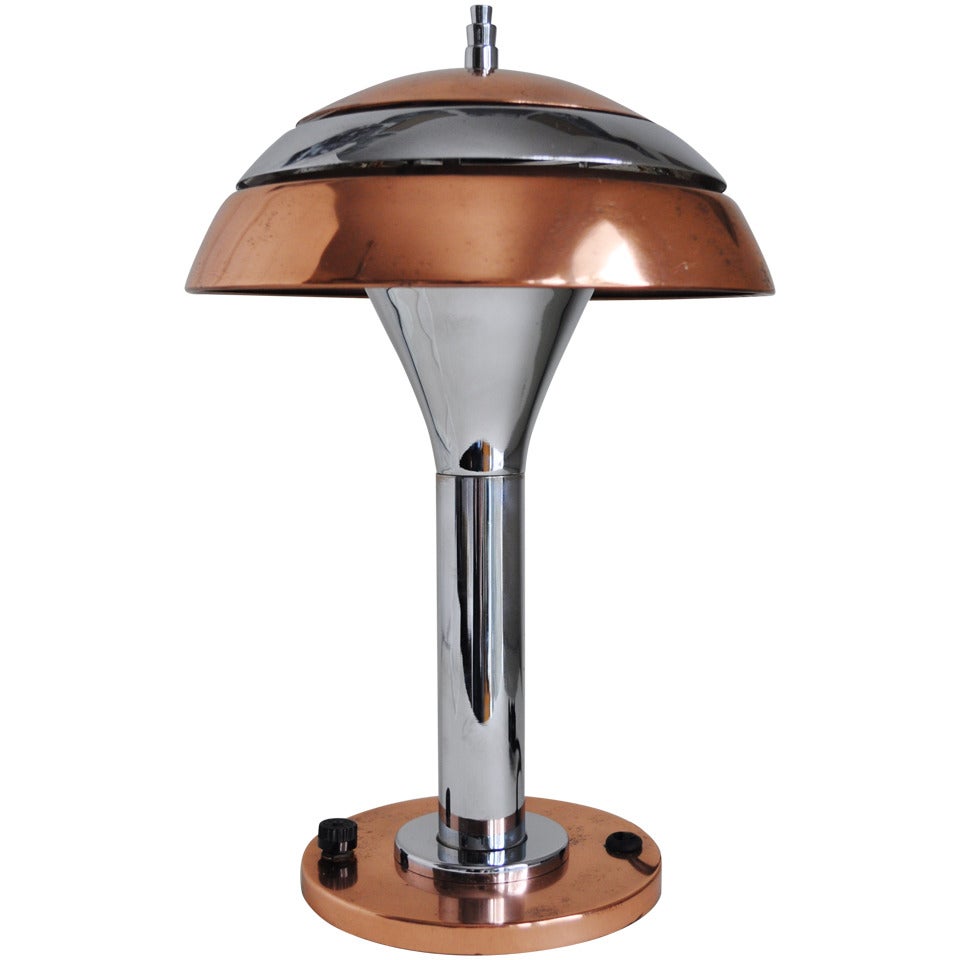 Petite lampe de table Art Déco américaine en chrome et cuivre avec abat-jour strié/segmenté.