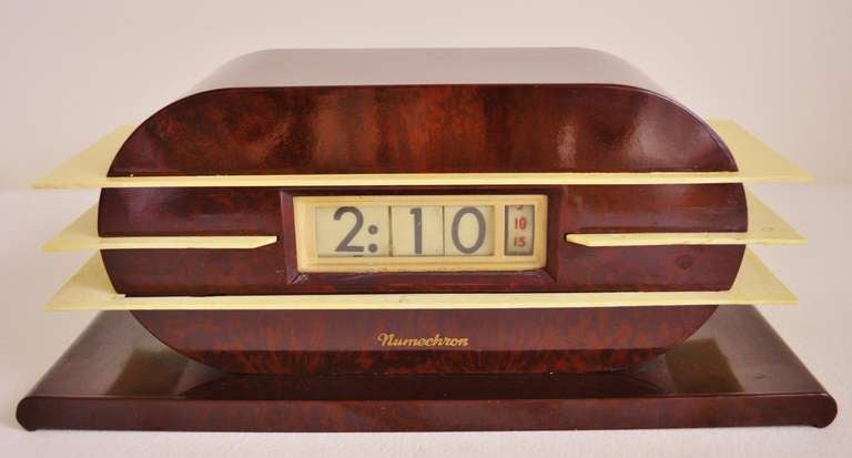 This rare American Art Deco, Numechron Imperial model electric digital flip clock by Penwood is an icon of Machine Age design. This model was first introduced in 1939 but this Numechron model probably dates from the 40's. The mottled brown Bakelite