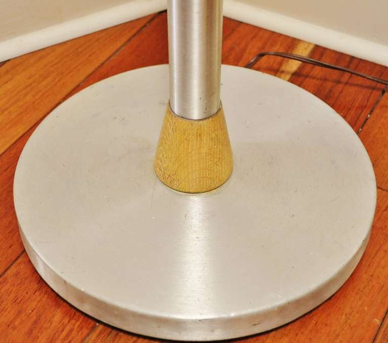 Antorcha Americana Art Decó de Aluminio y Madera al Estilo de Russel Wright mediados del siglo XX en venta