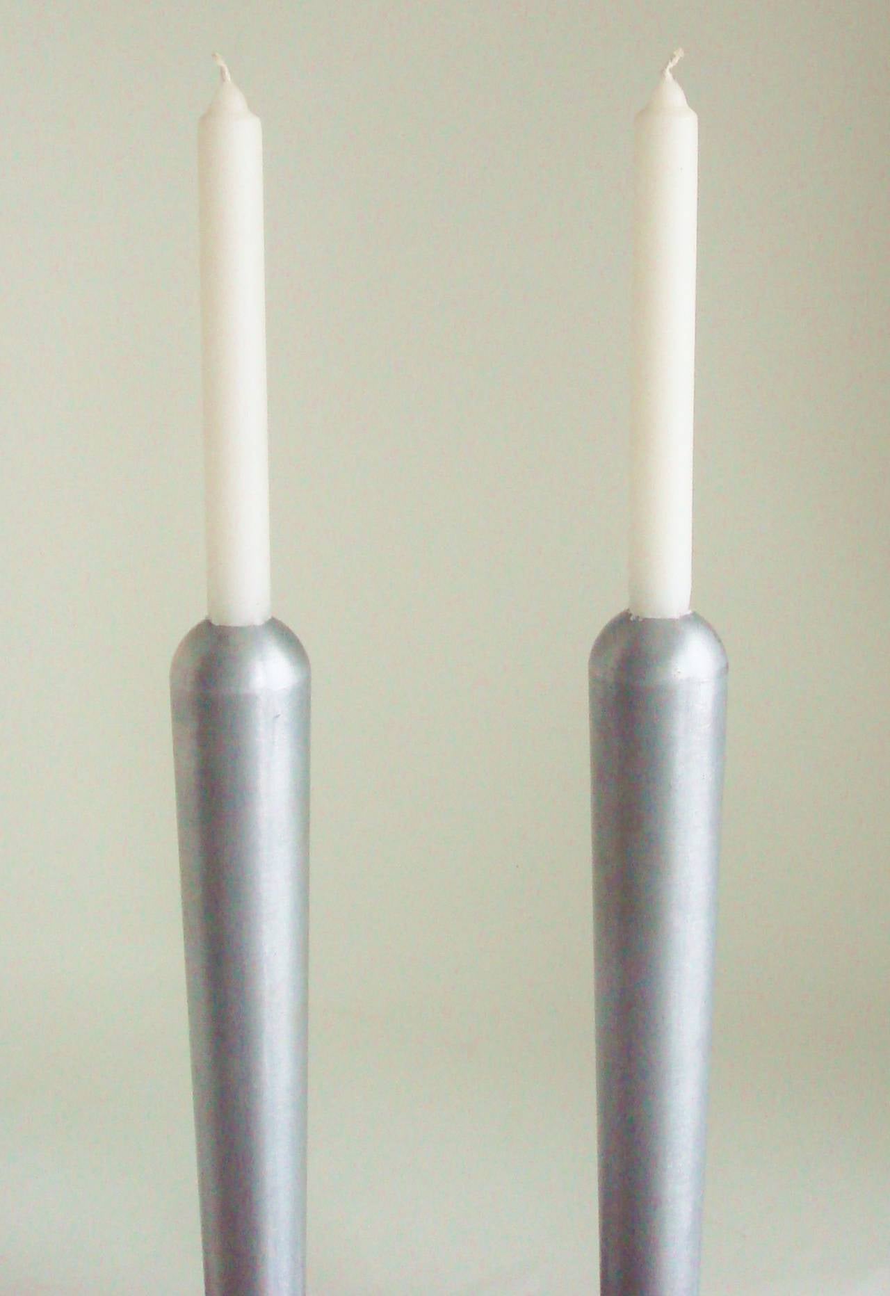 Tall and Elegant Pair of American Streamlined Moderne Aluminium Candlesticks In Good Condition For Sale In Port Hope, ON