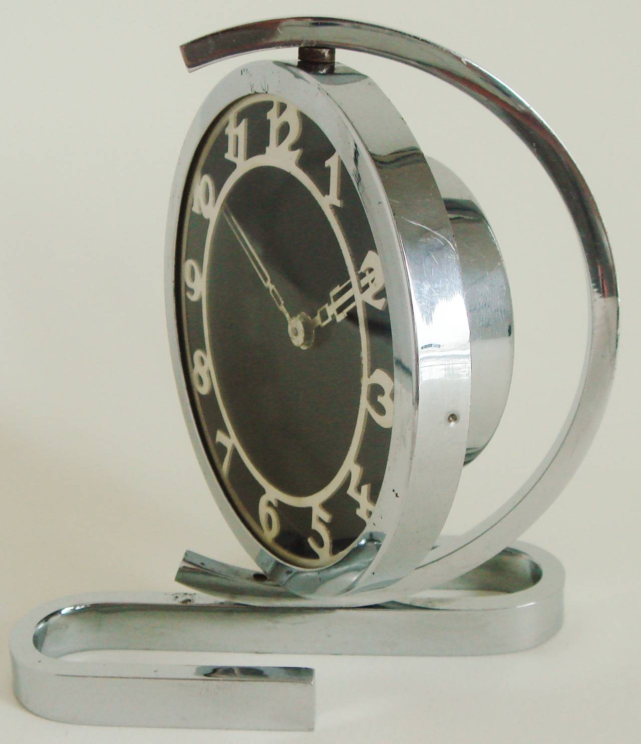 This beautifully designed and stylish American Art Deco mechanical swivel desk clock comes from the New Haven Clock Company and bears a diamond shaped etched brand logo 