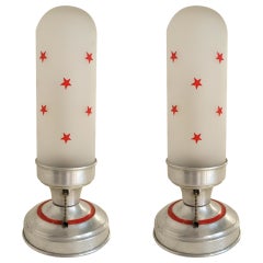 Paire de lampes de boudoir ou de table Art déco américain en aluminium et verre dépoli avec des accents peints à l'émail rouge.