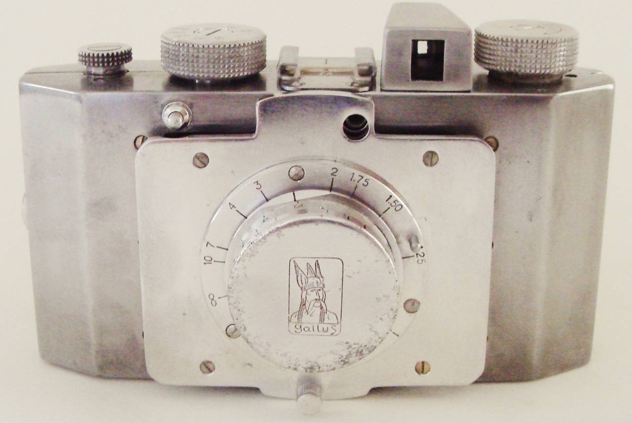 This stunning and rare French Art Deco strut folding Derlux camera takes a 127 film and was produced in Paris between 1947 and 1952 by Gallus. The spectacular all-aluminium body and lens panel were this camera's main selling features when it was