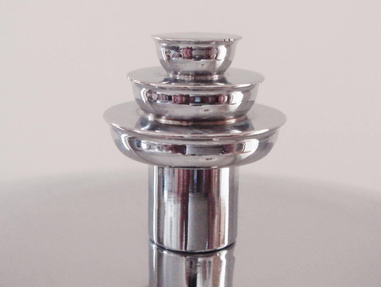 Das Design dieser verchromten amerikanischen Art Deco Tischleuchte mit dreischichtigem Pilzschirm ermöglicht es:: dass zwei Lichtbänder durch die Schichten des Schirms strömen und gleichzeitig den darunter liegenden Tisch beleuchten. Die Struktur