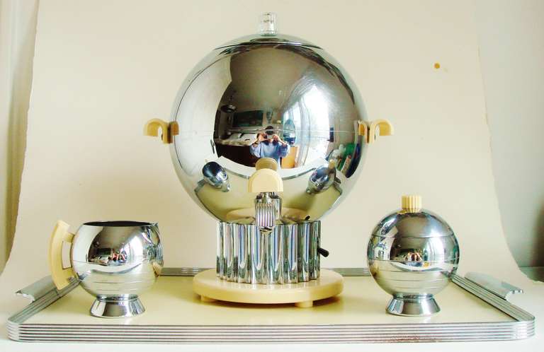 Kultiges amerikanisches Art Deco vierteiliges Kaffeeurnen-Set mit Krone inklusive seltenem festlichem Tablett von Walter Von Nessen für Chase (Art déco)