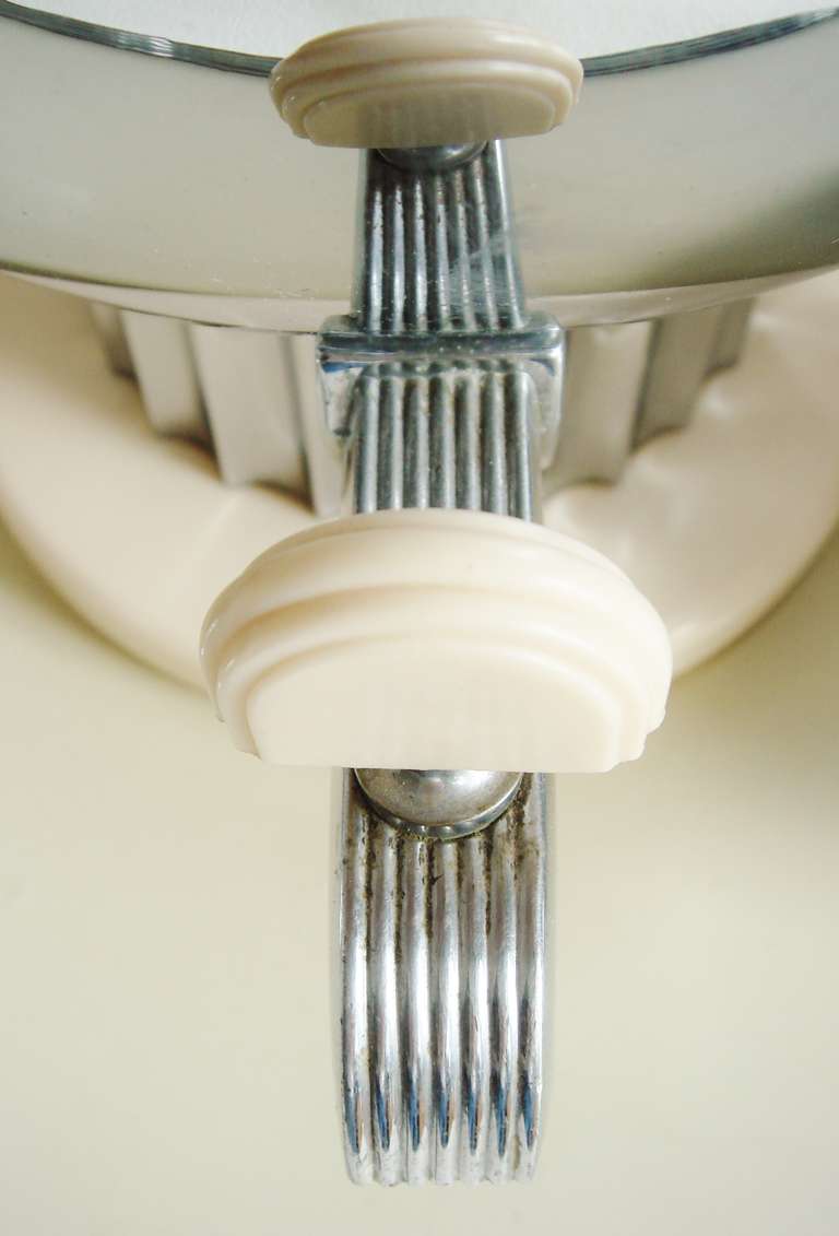 Kultiges amerikanisches Art Deco vierteiliges Kaffeeurnen-Set mit Krone inklusive seltenem festlichem Tablett von Walter Von Nessen für Chase im Zustand „Gut“ in Port Hope, ON