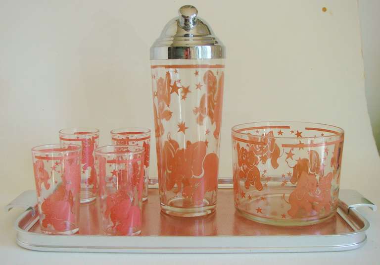 Mid-Century Modern Service de cocktail américain Mid-Century en chrome et verre:: six pièces:: éléphant rose:: avec plateau coordonné en aluminium anodisé