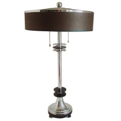 Seltene kanadische Art-déco- oder Maschinenzeitalter-Tischlampe aus Chrom und schwarzer Emaille.