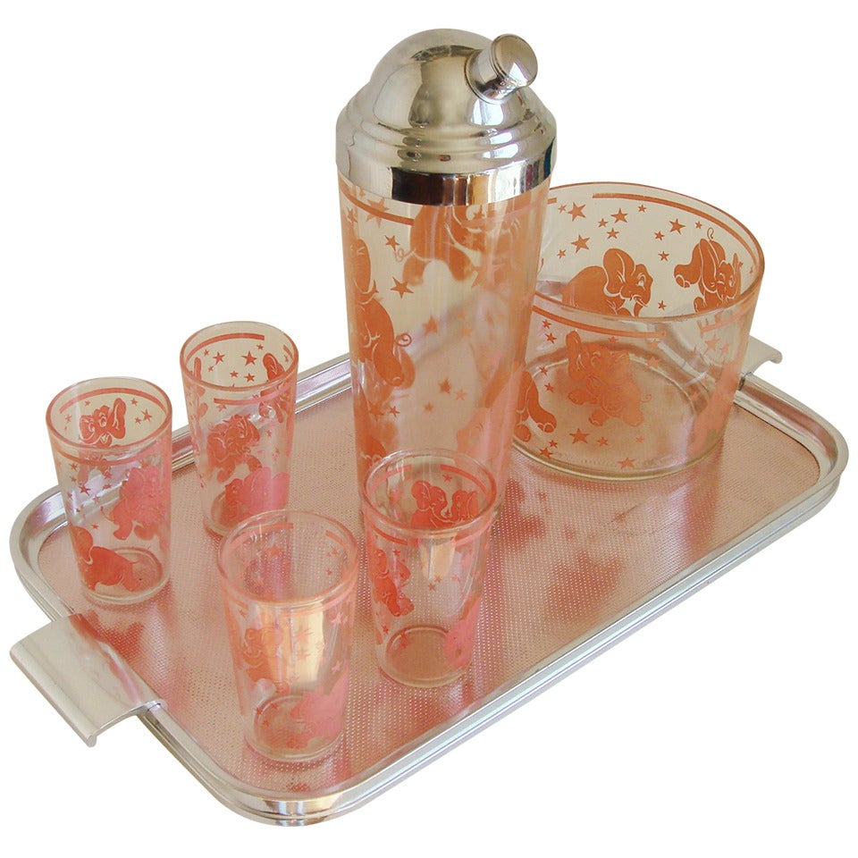 Service de cocktail américain Mid-Century en chrome et verre:: six pièces:: éléphant rose:: avec plateau coordonné en aluminium anodisé