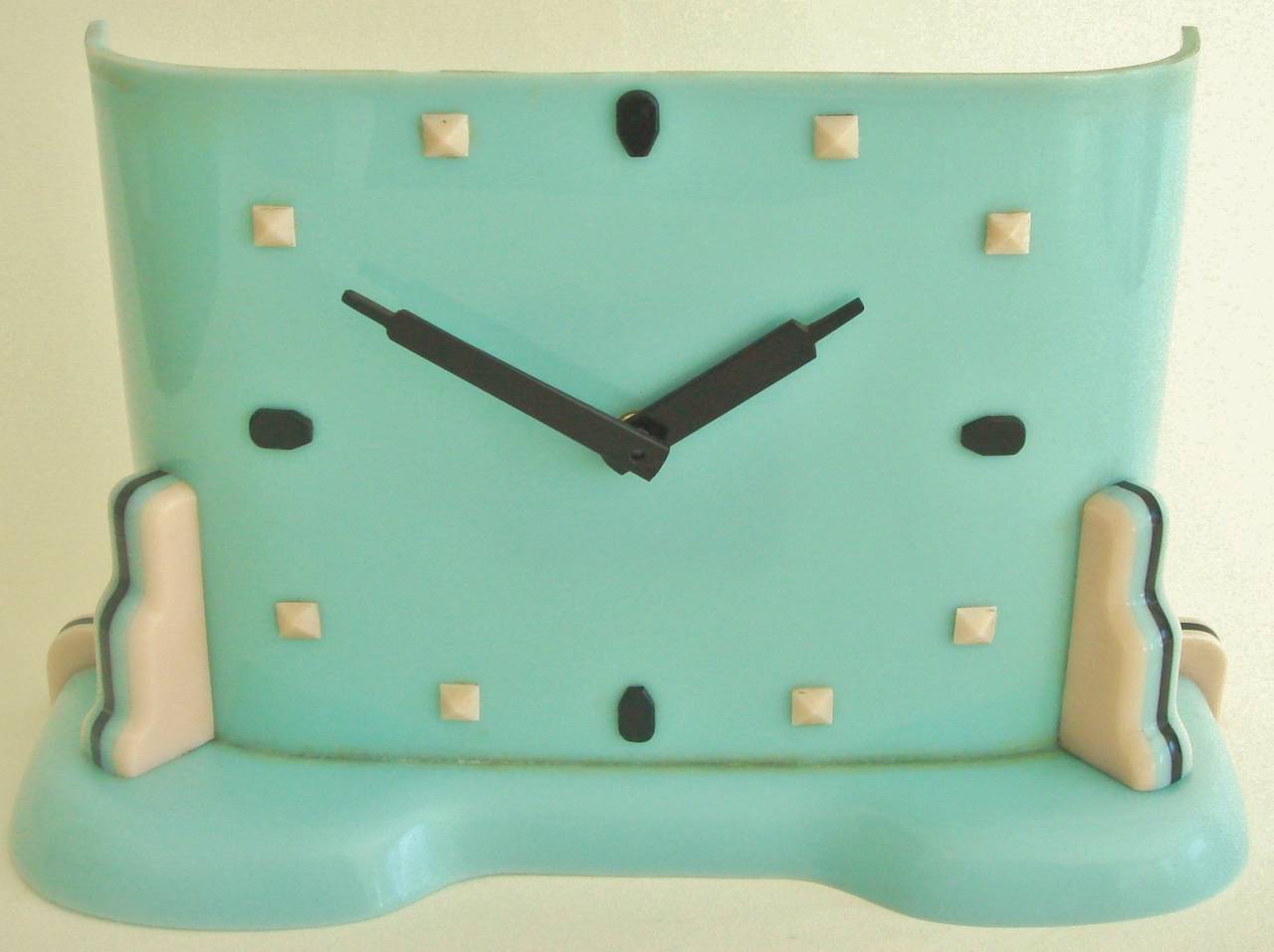 Horloge électrique Art Déco Polychrome en Perspex ou Lucite « Liquorice Allsorts » Bon état - En vente à Port Hope, ON