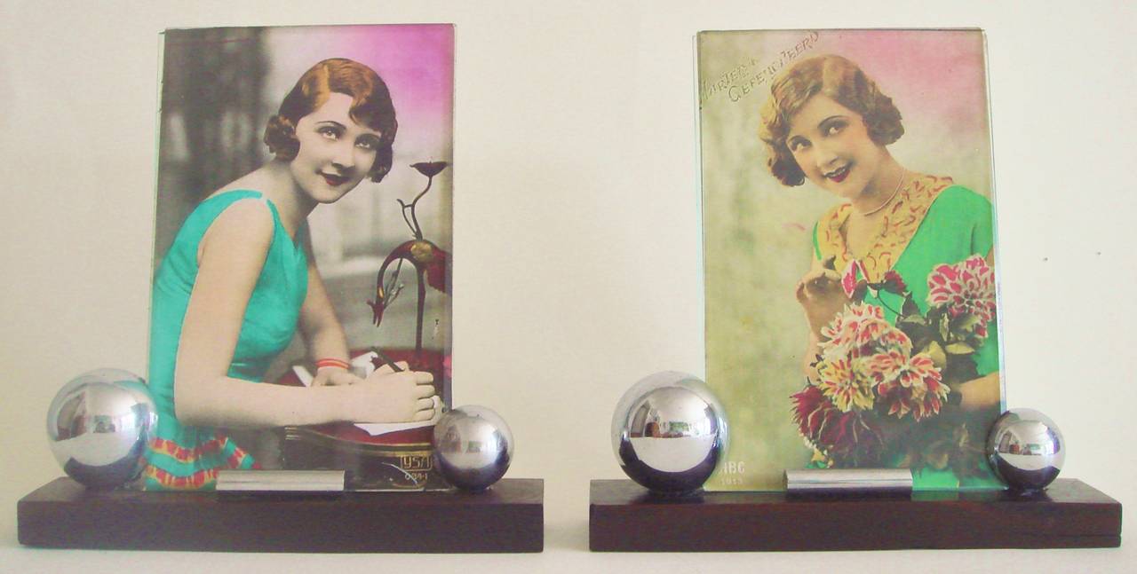 Jeder dieser sehr klassisch gestalteten französischen Art-Déco-Postkartenrahmen verfügt über zwei verchromte Kugeln in unterschiedlichen Größen. Diese sind so geschlitzt, dass sie zwei Glasscheiben aufnehmen können, zwischen denen ein Foto eingelegt