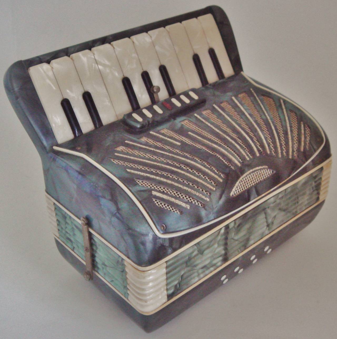 Tiny Perfect Italian Art Deco Miniature Accordion Cigarette Box In Excellent Condition In Port Hope, ON